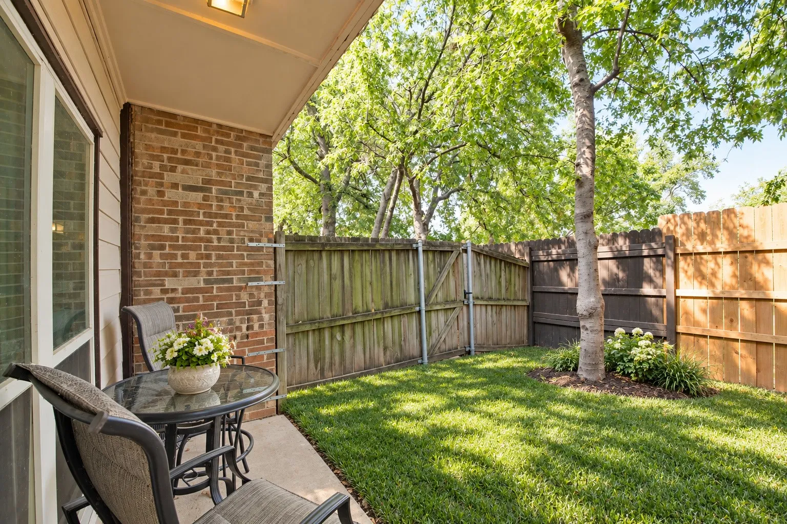 Condominium For Sale in Dallas County , 7107 Holly Hill Drive 17, Dallas, Texas 75231, 1 Bedroom, 1 Bathroom, Garage spaces, 865 Sqft, built in 1978, mls#21404247, Real Estate Agent in Dallas, Homes For Sale in Dallas county, Homes For Sale in Dallas, Realtor in Dallas Texas, Real Estate Brokerage Independent Realty Texas, Luminita Cordes Realtor
