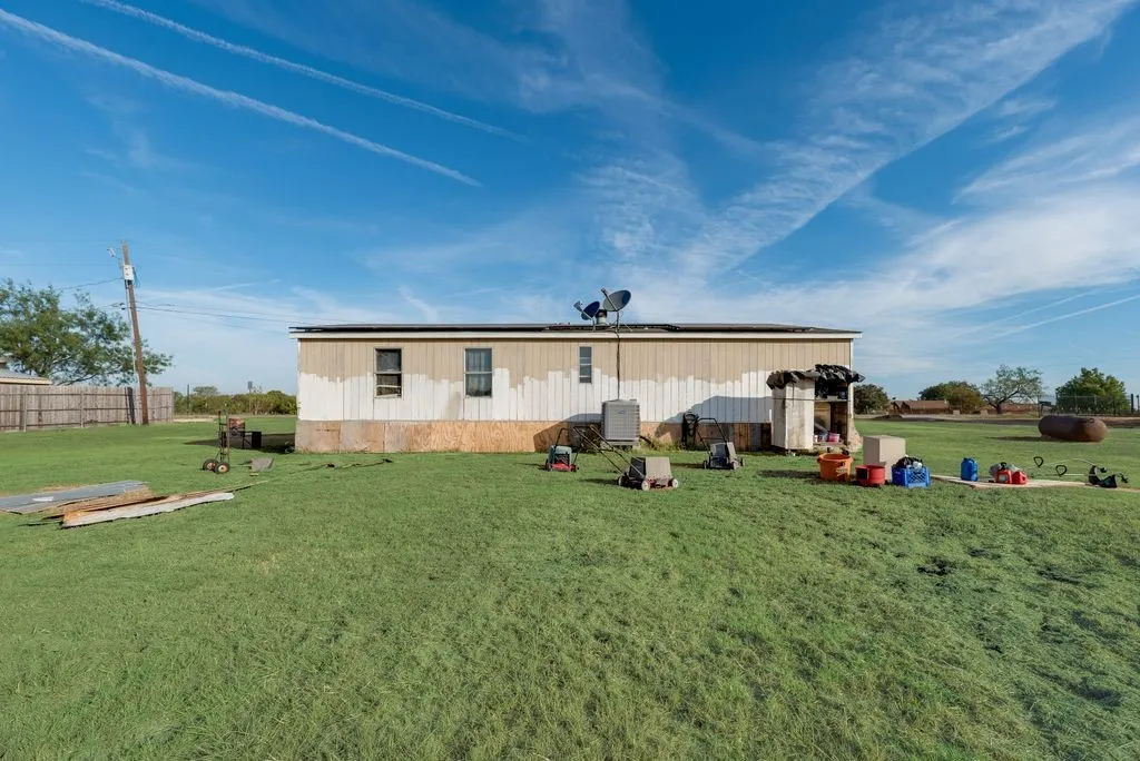 Manufactured Home For Sale in Kaufman County , 8830 Highview Dr, Crandall, Texas 75114, 3 Bedroom, 2 Bathroom, Garage spaces, 1,344 Sqft, built in 1998, mls#21403170, Real Estate Agent in Crandall, Homes For Sale in Kaufman county, Homes For Sale in Crandall, Realtor in Crandall Texas, Real Estate Brokerage Independent Realty Texas, Luminita Cordes Realtor