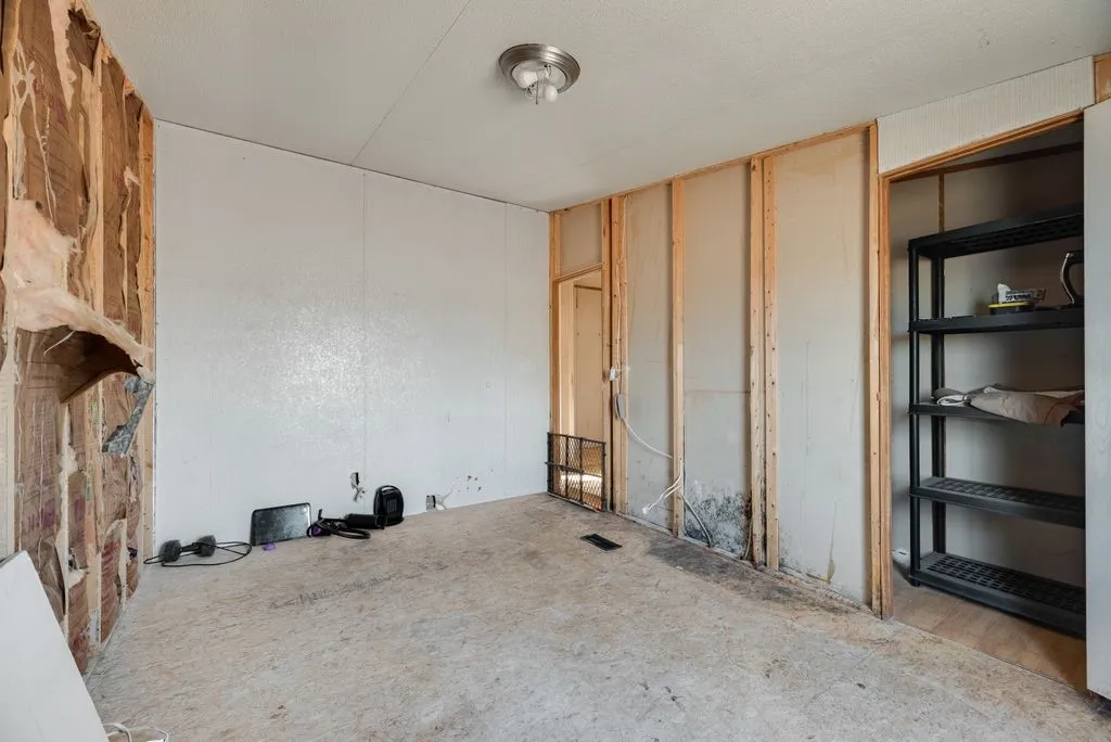 Manufactured Home For Sale in Kaufman County , 8830 Highview Dr, Crandall, Texas 75114, 3 Bedroom, 2 Bathroom, Garage spaces, 1,344 Sqft, built in 1998, mls#21403170, Real Estate Agent in Crandall, Homes For Sale in Kaufman county, Homes For Sale in Crandall, Realtor in Crandall Texas, Real Estate Brokerage Independent Realty Texas, Luminita Cordes Realtor