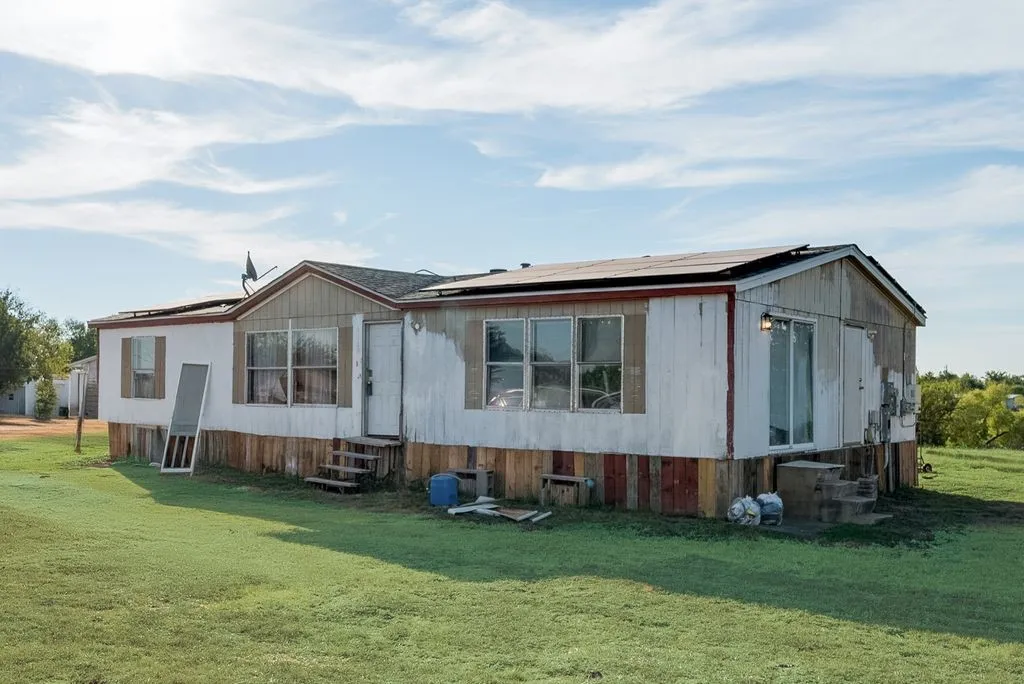Manufactured Home For Sale in Kaufman County , 8830 Highview Dr, Crandall, Texas 75114, 3 Bedroom, 2 Bathroom, Garage spaces, 1,344 Sqft, built in 1998, mls#21403170, Real Estate Agent in Crandall, Homes For Sale in Kaufman county, Homes For Sale in Crandall, Realtor in Crandall Texas, Real Estate Brokerage Independent Realty Texas, Luminita Cordes Realtor
