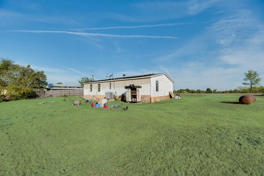 Manufactured Home For Sale in Kaufman County , 8830 Highview Dr, Crandall, Texas 75114, 3 Bedroom, 2 Bathroom, Garage spaces, 1,344 Sqft, built in 1998, mls#21403170, Real Estate Agent in Crandall, Homes For Sale in Kaufman county, Homes For Sale in Crandall, Realtor in Crandall Texas, Real Estate Brokerage Independent Realty Texas, Luminita Cordes Realtor