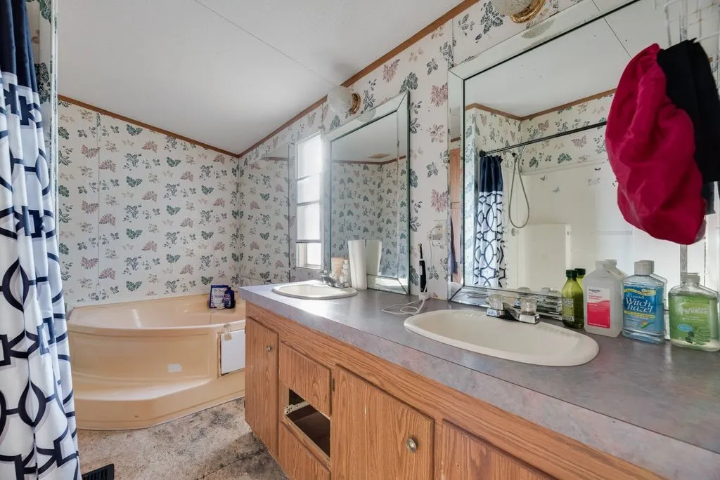 Manufactured Home For Sale in Kaufman County , 8830 Highview Dr, Crandall, Texas 75114, 3 Bedroom, 2 Bathroom, Garage spaces, 1,344 Sqft, built in 1998, mls#21403170, Real Estate Agent in Crandall, Homes For Sale in Kaufman county, Homes For Sale in Crandall, Realtor in Crandall Texas, Real Estate Brokerage Independent Realty Texas, Luminita Cordes Realtor