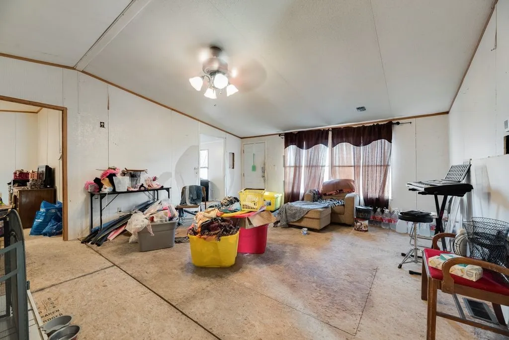 Manufactured Home For Sale in Kaufman County , 8830 Highview Dr, Crandall, Texas 75114, 3 Bedroom, 2 Bathroom, Garage spaces, 1,344 Sqft, built in 1998, mls#21403170, Real Estate Agent in Crandall, Homes For Sale in Kaufman county, Homes For Sale in Crandall, Realtor in Crandall Texas, Real Estate Brokerage Independent Realty Texas, Luminita Cordes Realtor