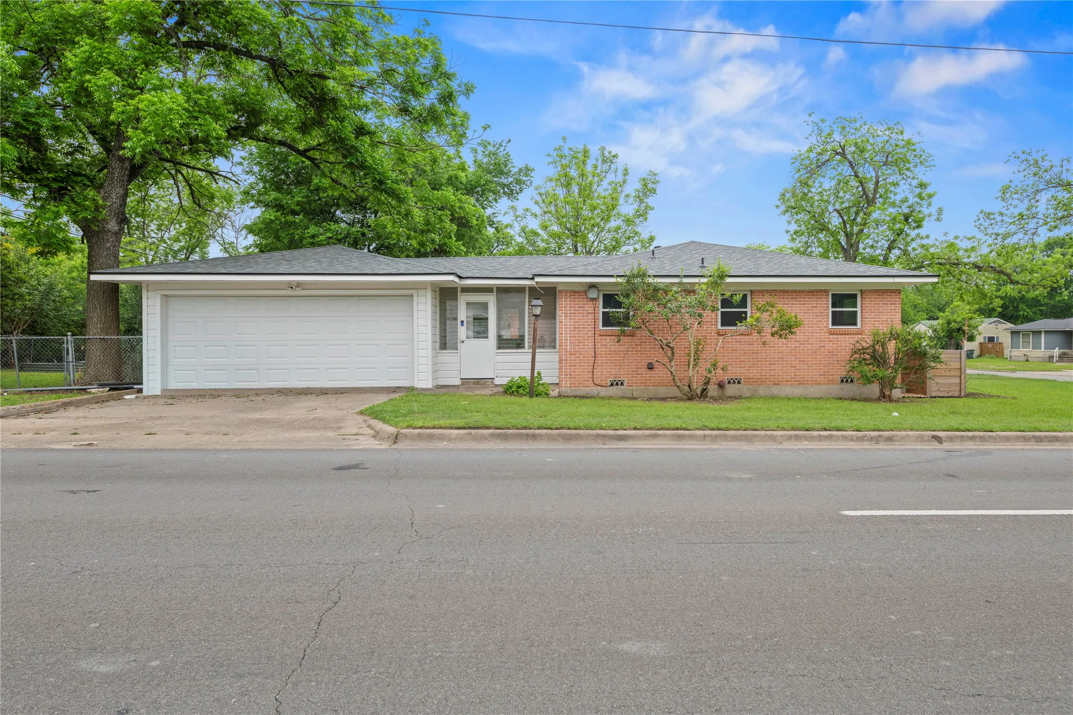 Single Family Residence For Sale in Bell County , 1803 S 15th Street, Temple, Texas 76504, 3 Bedroom, 2 Bathroom, 2 Garage spaces, 1,758 Sqft, built in 1954, mls#21404087, Real Estate Agent in Temple, Homes For Sale in Bell county, Homes For Sale in Temple, Realtor in Temple Texas, Real Estate Brokerage Independent Realty Texas, Luminita Cordes Realtor