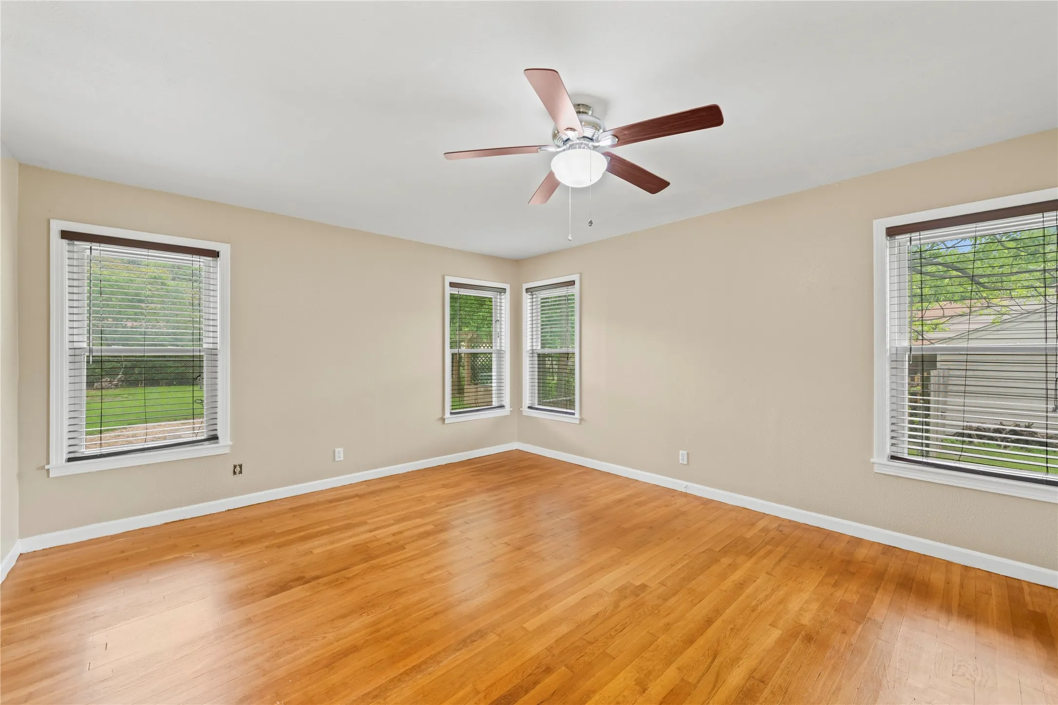 Single Family Residence For Sale in Bell County , 1803 S 15th Street, Temple, Texas 76504, 3 Bedroom, 2 Bathroom, 2 Garage spaces, 1,758 Sqft, built in 1954, mls#21404087, Real Estate Agent in Temple, Homes For Sale in Bell county, Homes For Sale in Temple, Realtor in Temple Texas, Real Estate Brokerage Independent Realty Texas, Luminita Cordes Realtor
