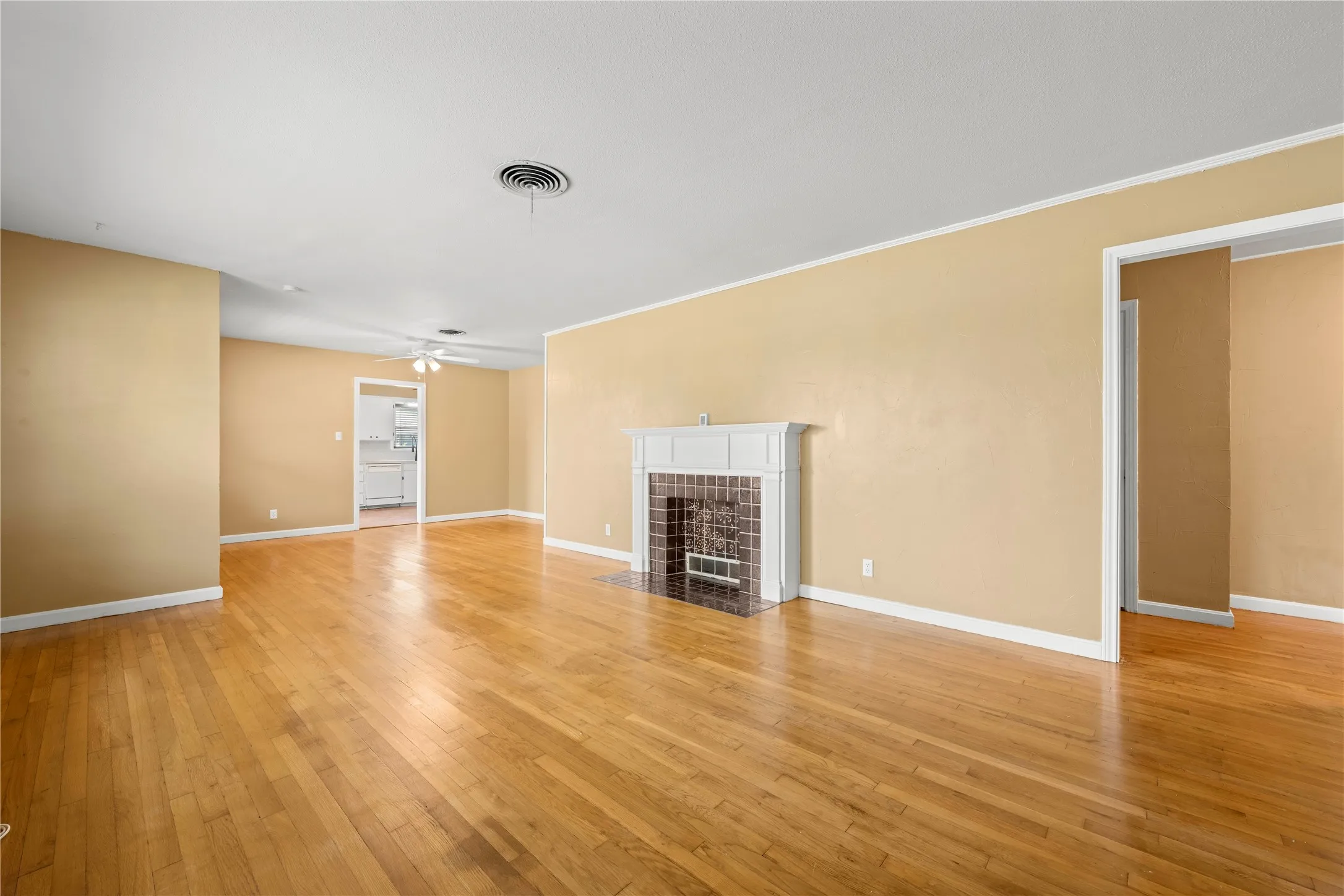 Single Family Residence For Sale in Bell County , 1803 S 15th Street, Temple, Texas 76504, 3 Bedroom, 2 Bathroom, 2 Garage spaces, 1,758 Sqft, built in 1954, mls#21404087, Real Estate Agent in Temple, Homes For Sale in Bell county, Homes For Sale in Temple, Realtor in Temple Texas, Real Estate Brokerage Independent Realty Texas, Luminita Cordes Realtor
