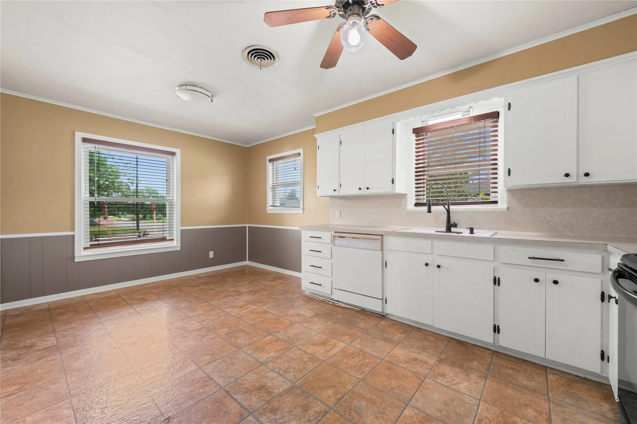 Single Family Residence For Sale in Bell County , 1803 S 15th Street, Temple, Texas 76504, 3 Bedroom, 2 Bathroom, 2 Garage spaces, 1,758 Sqft, built in 1954, mls#21404087, Real Estate Agent in Temple, Homes For Sale in Bell county, Homes For Sale in Temple, Realtor in Temple Texas, Real Estate Brokerage Independent Realty Texas, Luminita Cordes Realtor