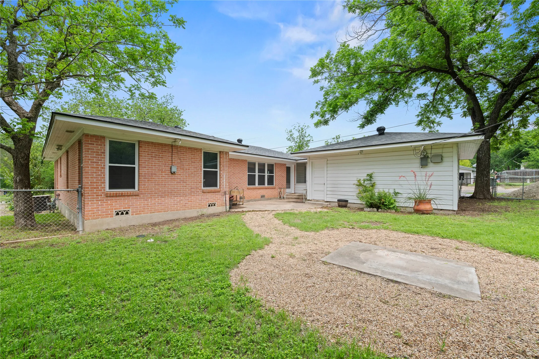 Single Family Residence For Sale in Bell County , 1803 S 15th Street, Temple, Texas 76504, 3 Bedroom, 2 Bathroom, 2 Garage spaces, 1,758 Sqft, built in 1954, mls#21404087, Real Estate Agent in Temple, Homes For Sale in Bell county, Homes For Sale in Temple, Realtor in Temple Texas, Real Estate Brokerage Independent Realty Texas, Luminita Cordes Realtor