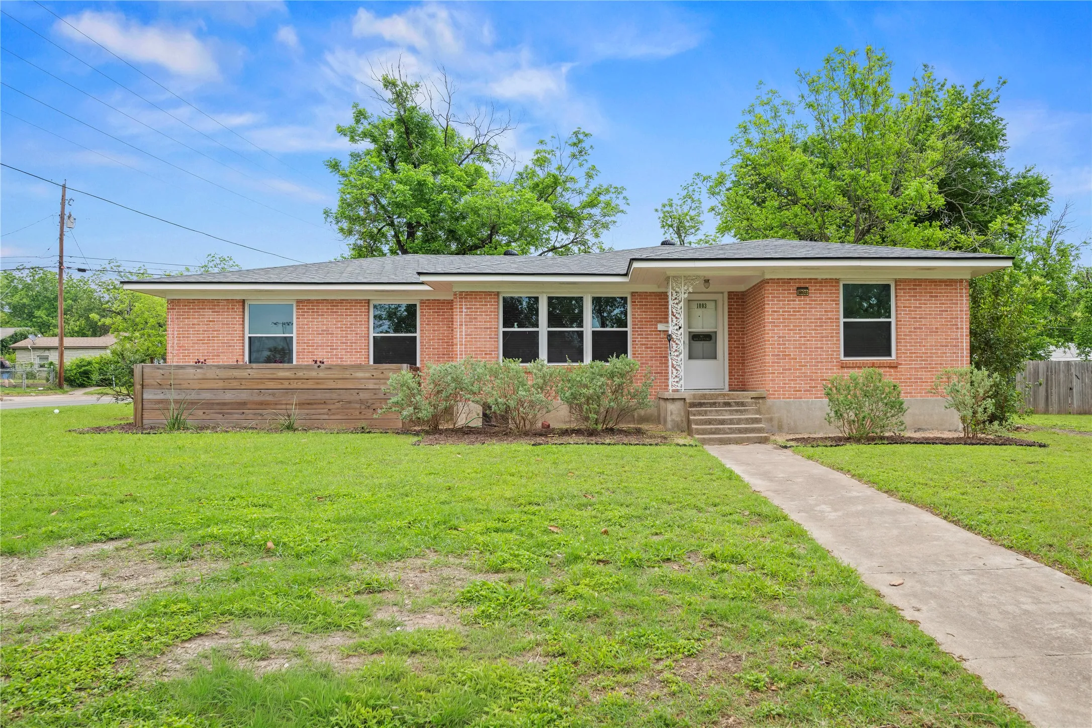 Single Family Residence For Sale in Bell County , 1803 S 15th Street, Temple, Texas 76504, 3 Bedroom, 2 Bathroom, 2 Garage spaces, 1,758 Sqft, built in 1954, mls#21404087, Real Estate Agent in Temple, Homes For Sale in Bell county, Homes For Sale in Temple, Realtor in Temple Texas, Real Estate Brokerage Independent Realty Texas, Luminita Cordes Realtor