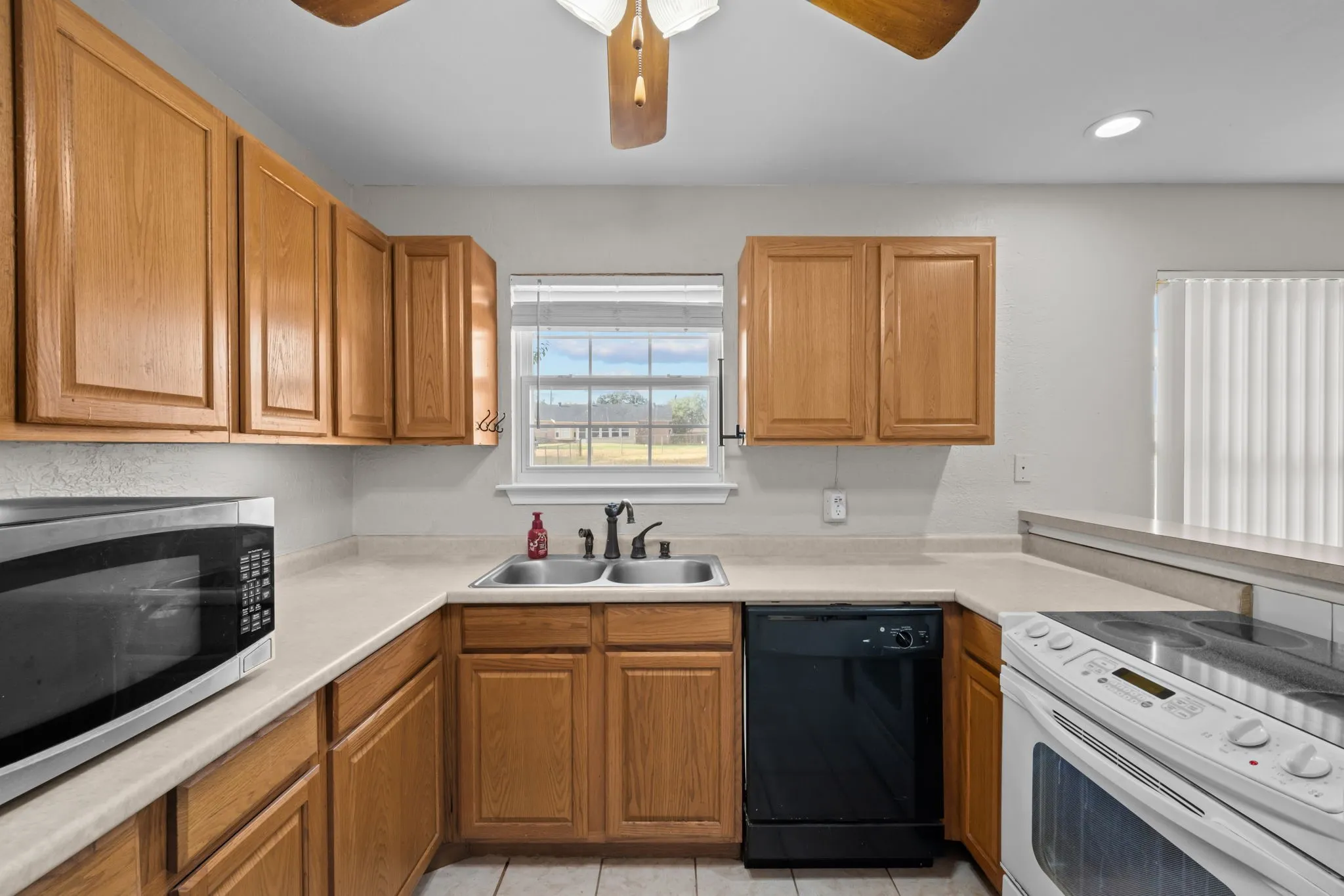 Single Family Residence For Sale in Hood County , 3904 Country Meadows Road, Granbury, Texas 76049, 3 Bedroom, 2 Bathroom, 2 Garage spaces, 1,447 Sqft, built in 2002, mls#21398139, Real Estate Agent in Granbury, Homes For Sale in Hood county, Homes For Sale in Granbury, Realtor in Granbury Texas, Real Estate Brokerage Independent Realty Texas, Luminita Cordes Realtor