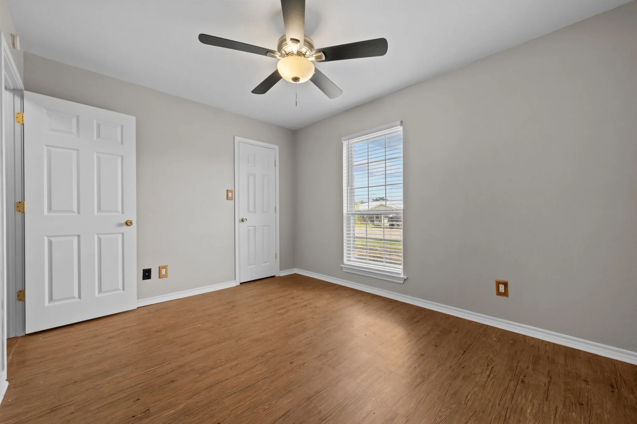 Single Family Residence For Sale in Hood County , 3904 Country Meadows Road, Granbury, Texas 76049, 3 Bedroom, 2 Bathroom, 2 Garage spaces, 1,447 Sqft, built in 2002, mls#21398139, Real Estate Agent in Granbury, Homes For Sale in Hood county, Homes For Sale in Granbury, Realtor in Granbury Texas, Real Estate Brokerage Independent Realty Texas, Luminita Cordes Realtor