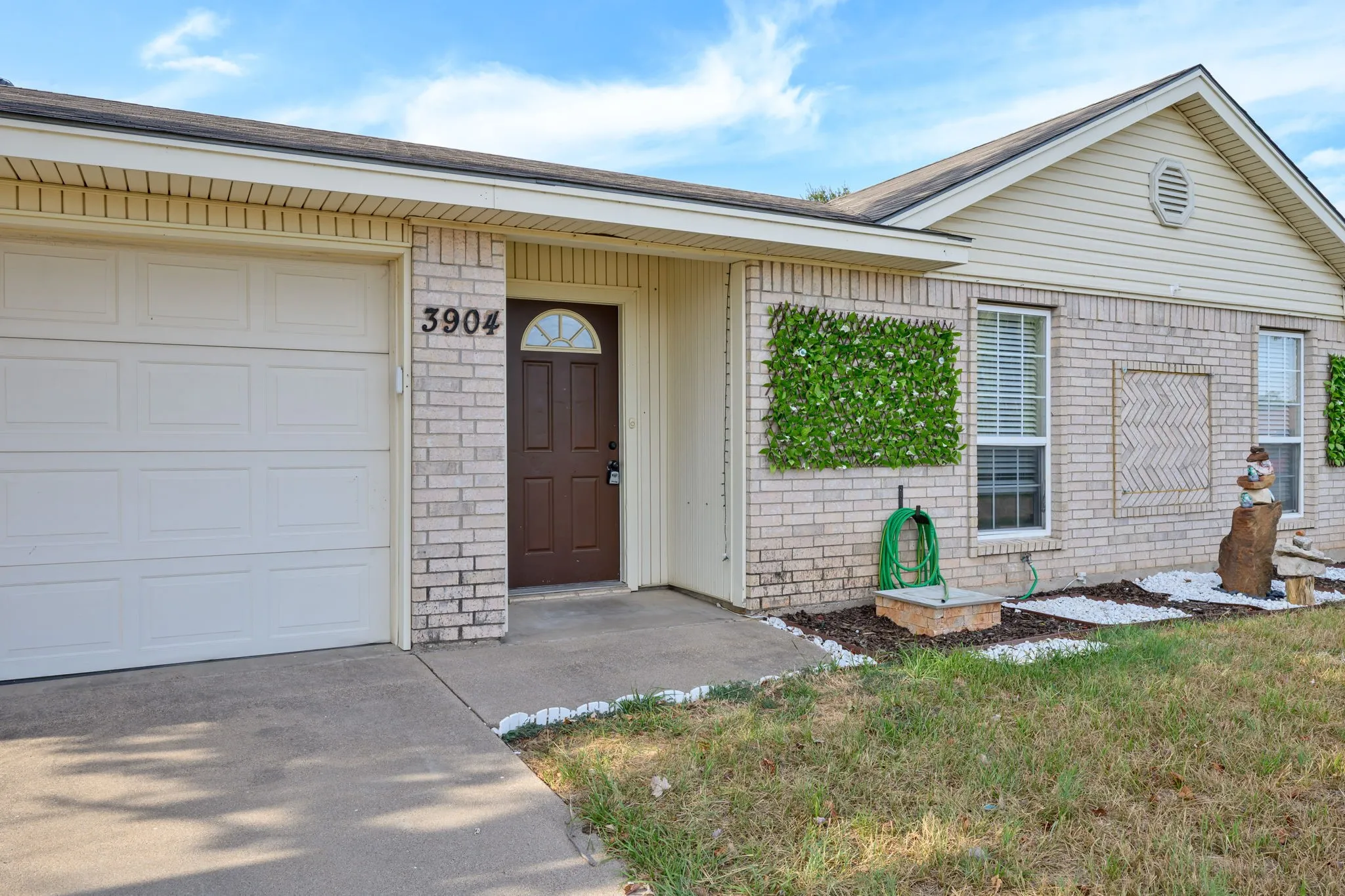 Single Family Residence For Sale in Hood County , 3904 Country Meadows Road, Granbury, Texas 76049, 3 Bedroom, 2 Bathroom, 2 Garage spaces, 1,447 Sqft, built in 2002, mls#21398139, Real Estate Agent in Granbury, Homes For Sale in Hood county, Homes For Sale in Granbury, Realtor in Granbury Texas, Real Estate Brokerage Independent Realty Texas, Luminita Cordes Realtor