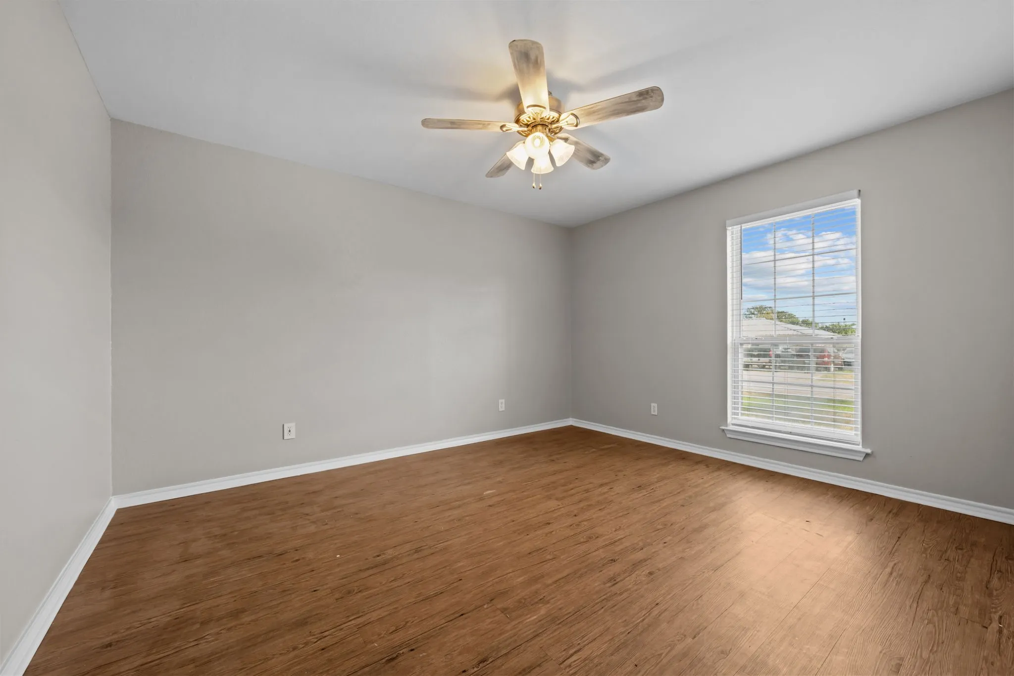 Single Family Residence For Sale in Hood County , 3904 Country Meadows Road, Granbury, Texas 76049, 3 Bedroom, 2 Bathroom, 2 Garage spaces, 1,447 Sqft, built in 2002, mls#21398139, Real Estate Agent in Granbury, Homes For Sale in Hood county, Homes For Sale in Granbury, Realtor in Granbury Texas, Real Estate Brokerage Independent Realty Texas, Luminita Cordes Realtor