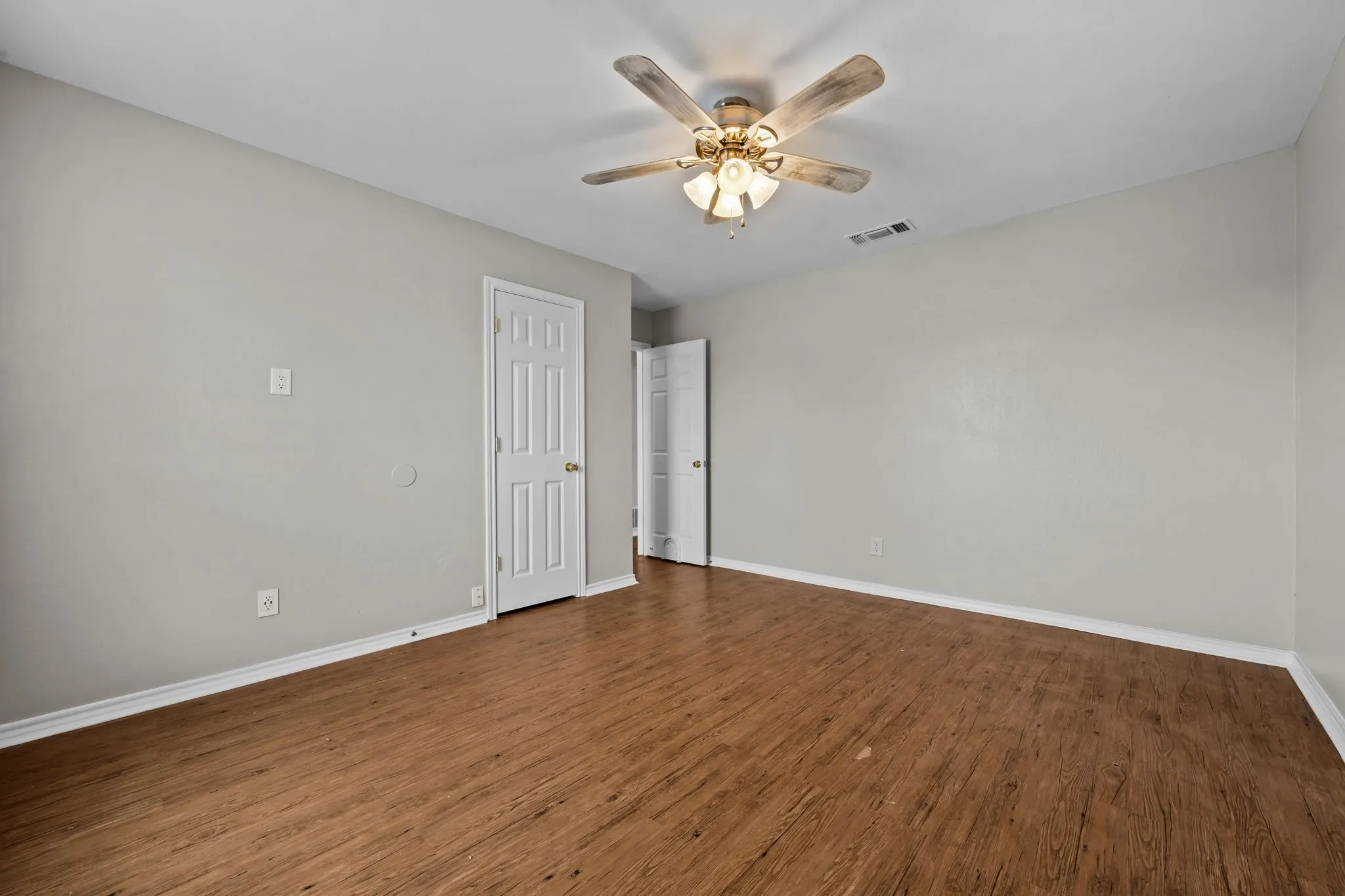 Single Family Residence For Sale in Hood County , 3904 Country Meadows Road, Granbury, Texas 76049, 3 Bedroom, 2 Bathroom, 2 Garage spaces, 1,447 Sqft, built in 2002, mls#21398139, Real Estate Agent in Granbury, Homes For Sale in Hood county, Homes For Sale in Granbury, Realtor in Granbury Texas, Real Estate Brokerage Independent Realty Texas, Luminita Cordes Realtor