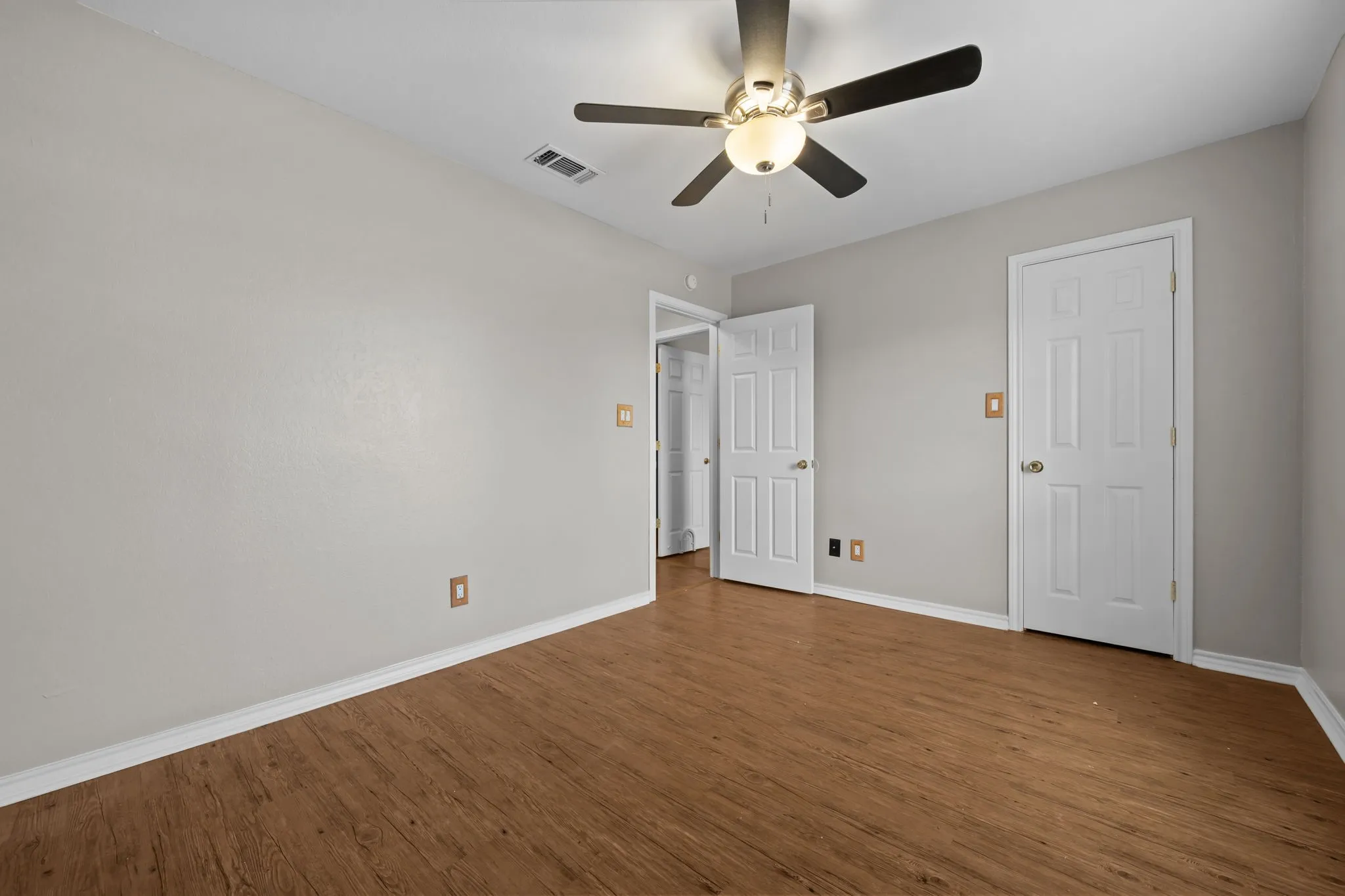 Single Family Residence For Sale in Hood County , 3904 Country Meadows Road, Granbury, Texas 76049, 3 Bedroom, 2 Bathroom, 2 Garage spaces, 1,447 Sqft, built in 2002, mls#21398139, Real Estate Agent in Granbury, Homes For Sale in Hood county, Homes For Sale in Granbury, Realtor in Granbury Texas, Real Estate Brokerage Independent Realty Texas, Luminita Cordes Realtor