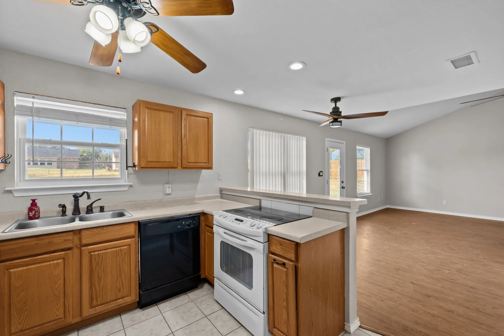 Single Family Residence For Sale in Hood County , 3904 Country Meadows Road, Granbury, Texas 76049, 3 Bedroom, 2 Bathroom, 2 Garage spaces, 1,447 Sqft, built in 2002, mls#21398139, Real Estate Agent in Granbury, Homes For Sale in Hood county, Homes For Sale in Granbury, Realtor in Granbury Texas, Real Estate Brokerage Independent Realty Texas, Luminita Cordes Realtor