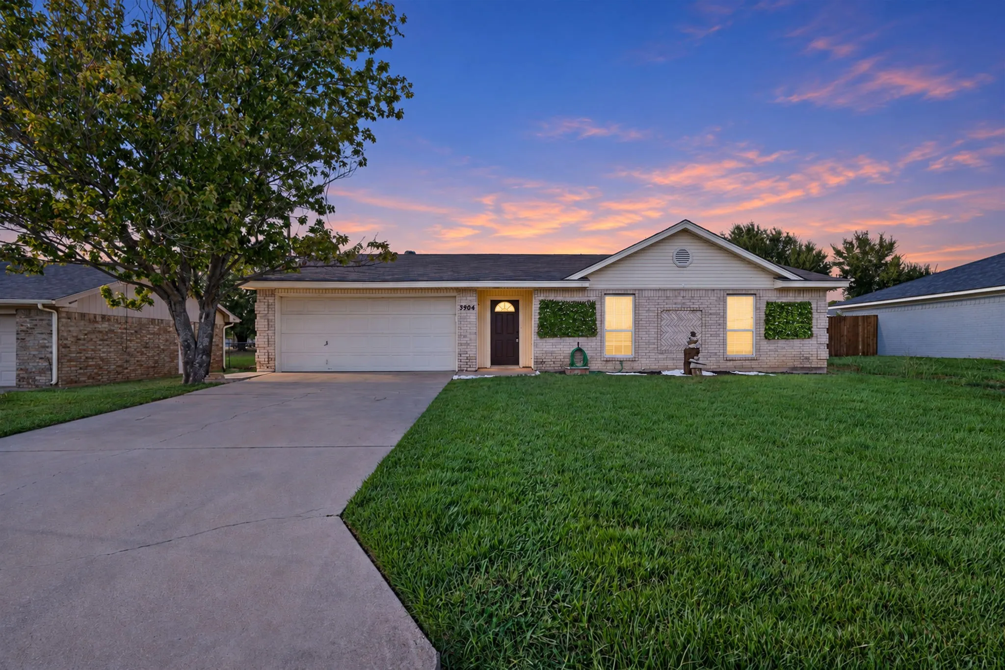 Single Family Residence For Sale in Hood County , 3904 Country Meadows Road, Granbury, Texas 76049, 3 Bedroom, 2 Bathroom, 2 Garage spaces, 1,447 Sqft, built in 2002, mls#21398139, Real Estate Agent in Granbury, Homes For Sale in Hood county, Homes For Sale in Granbury, Realtor in Granbury Texas, Real Estate Brokerage Independent Realty Texas, Luminita Cordes Realtor