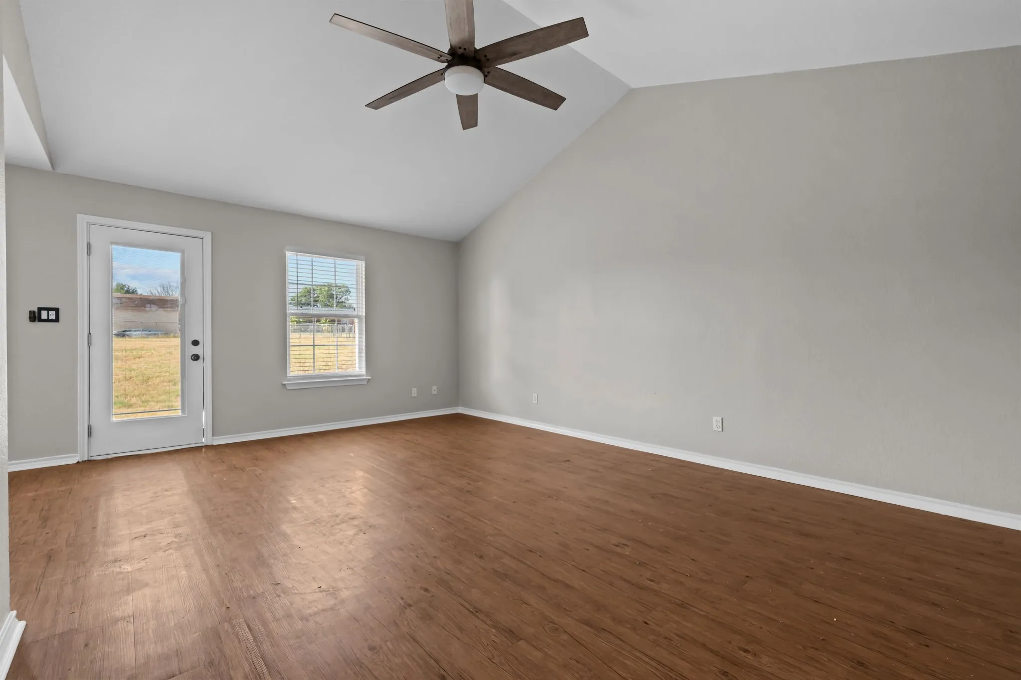 Single Family Residence For Sale in Hood County , 3904 Country Meadows Road, Granbury, Texas 76049, 3 Bedroom, 2 Bathroom, 2 Garage spaces, 1,447 Sqft, built in 2002, mls#21398139, Real Estate Agent in Granbury, Homes For Sale in Hood county, Homes For Sale in Granbury, Realtor in Granbury Texas, Real Estate Brokerage Independent Realty Texas, Luminita Cordes Realtor