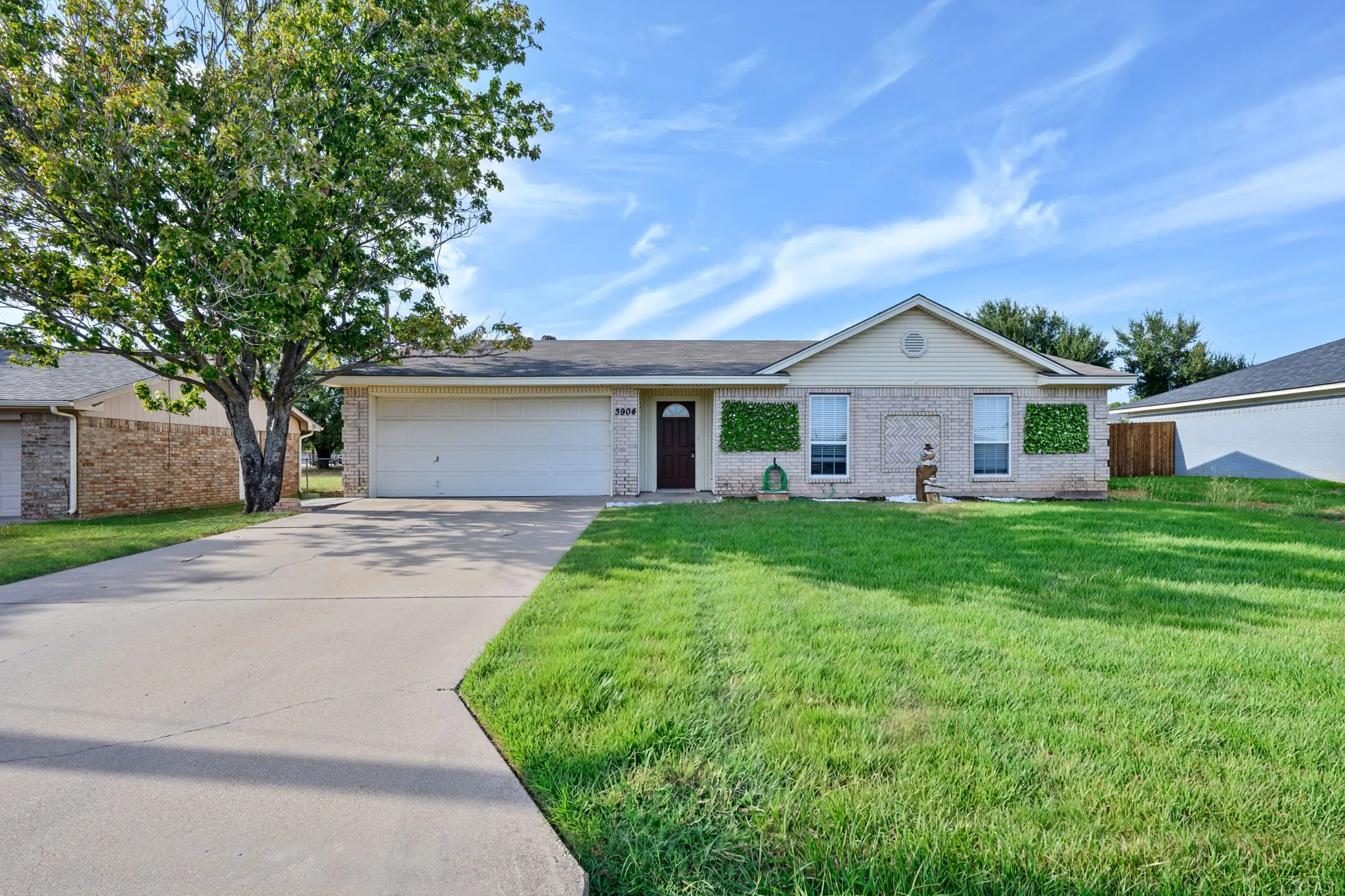 Single Family Residence For Sale in Hood County , 3904 Country Meadows Road, Granbury, Texas 76049, 3 Bedroom, 2 Bathroom, 2 Garage spaces, 1,447 Sqft, built in 2002, mls#21398139, Real Estate Agent in Granbury, Homes For Sale in Hood county, Homes For Sale in Granbury, Realtor in Granbury Texas, Real Estate Brokerage Independent Realty Texas, Luminita Cordes Realtor