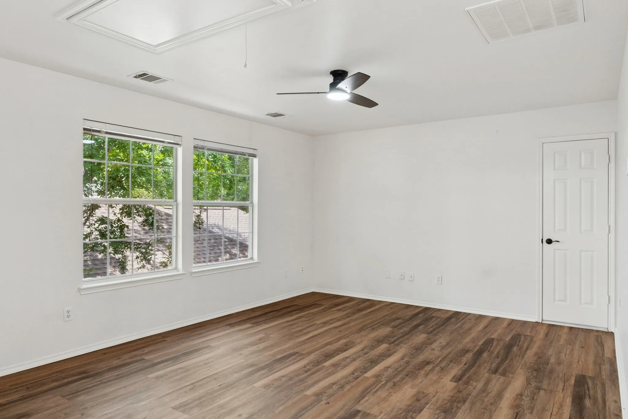 Dual windows provide natural illumination