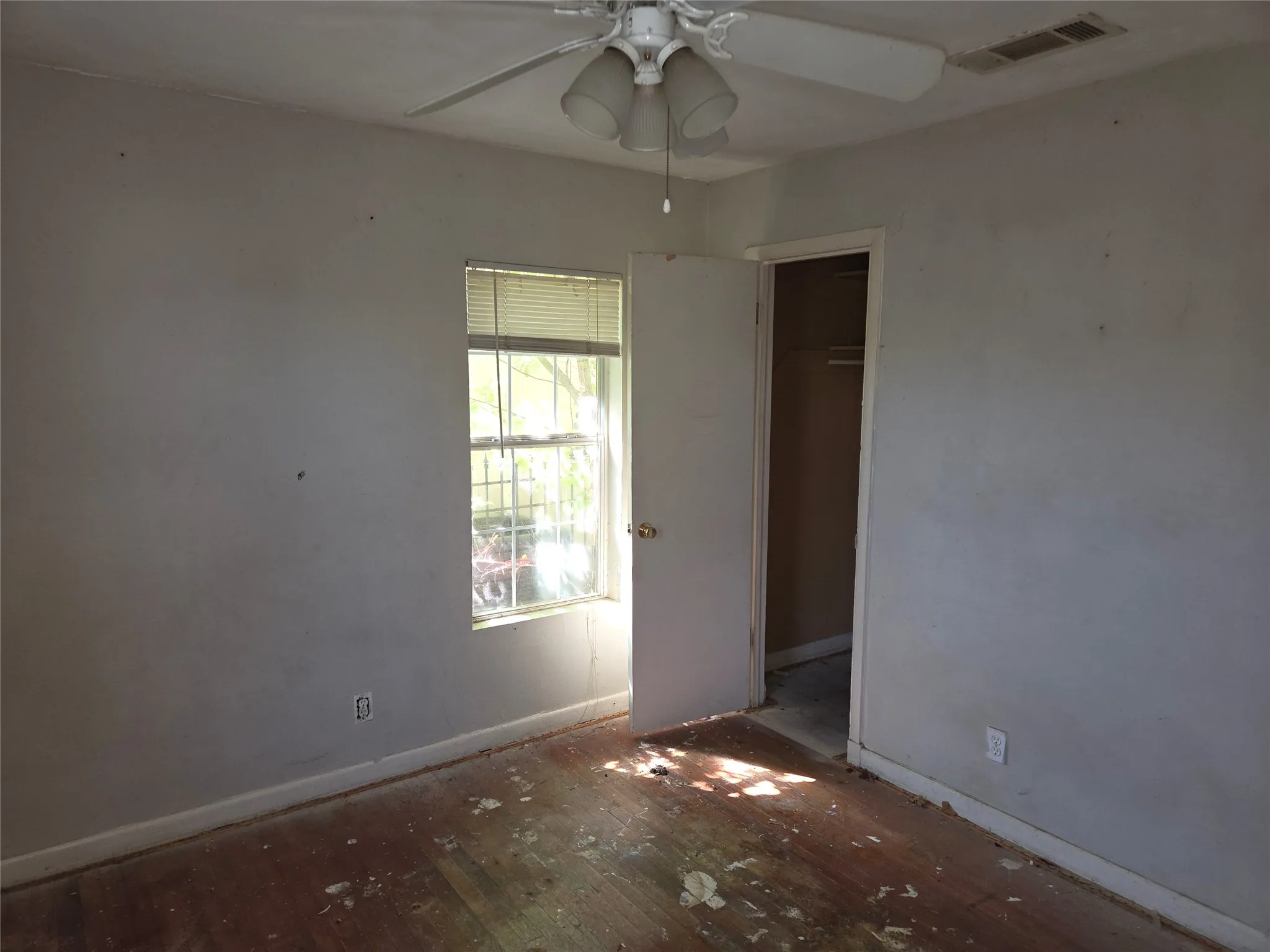 Single Family Residence For Sale in Tarrant County , 619 Truman Street, Arlington, Texas 76011, 2 Bedroom, 1 Bathroom, 1 Garage spaces, 938 Sqft, built in 1958, mls#21404295, Real Estate Agent in Arlington, Homes For Sale in Tarrant county, Homes For Sale in Arlington, Realtor in Arlington Texas, Real Estate Brokerage Independent Realty Texas, Luminita Cordes Realtor