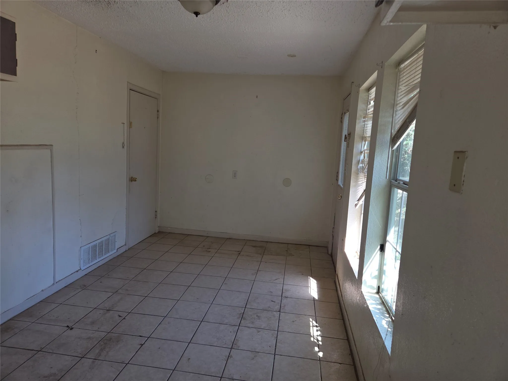 Single Family Residence For Sale in Tarrant County , 619 Truman Street, Arlington, Texas 76011, 2 Bedroom, 1 Bathroom, 1 Garage spaces, 938 Sqft, built in 1958, mls#21404295, Real Estate Agent in Arlington, Homes For Sale in Tarrant county, Homes For Sale in Arlington, Realtor in Arlington Texas, Real Estate Brokerage Independent Realty Texas, Luminita Cordes Realtor