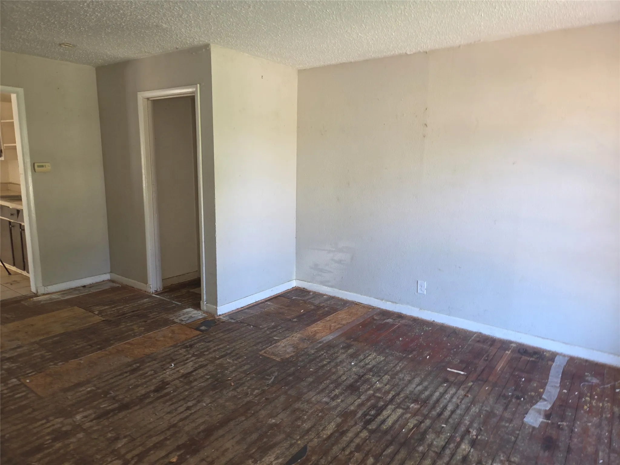 Single Family Residence For Sale in Tarrant County , 619 Truman Street, Arlington, Texas 76011, 2 Bedroom, 1 Bathroom, 1 Garage spaces, 938 Sqft, built in 1958, mls#21404295, Real Estate Agent in Arlington, Homes For Sale in Tarrant county, Homes For Sale in Arlington, Realtor in Arlington Texas, Real Estate Brokerage Independent Realty Texas, Luminita Cordes Realtor