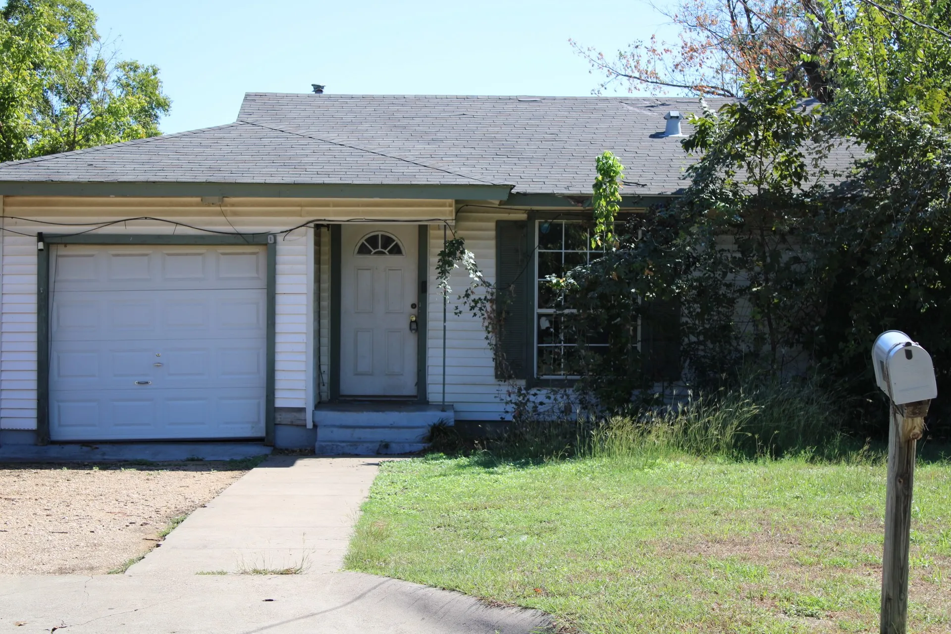 Single Family Residence For Sale in Tarrant County , 619 Truman Street, Arlington, Texas 76011, 2 Bedroom, 1 Bathroom, 1 Garage spaces, 938 Sqft, built in 1958, mls#21404295, Real Estate Agent in Arlington, Homes For Sale in Tarrant county, Homes For Sale in Arlington, Realtor in Arlington Texas, Real Estate Brokerage Independent Realty Texas, Luminita Cordes Realtor