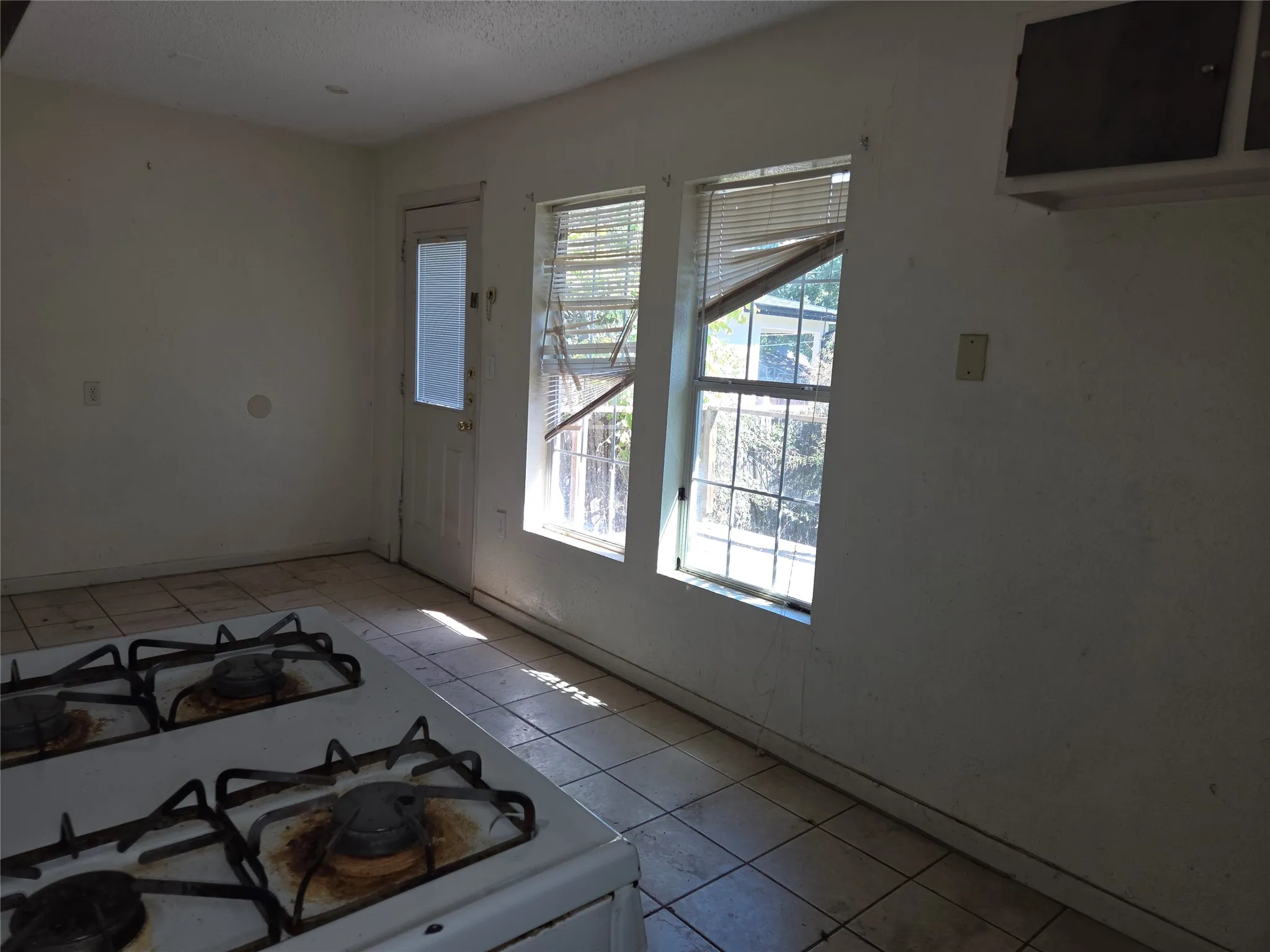 Single Family Residence For Sale in Tarrant County , 619 Truman Street, Arlington, Texas 76011, 2 Bedroom, 1 Bathroom, 1 Garage spaces, 938 Sqft, built in 1958, mls#21404295, Real Estate Agent in Arlington, Homes For Sale in Tarrant county, Homes For Sale in Arlington, Realtor in Arlington Texas, Real Estate Brokerage Independent Realty Texas, Luminita Cordes Realtor