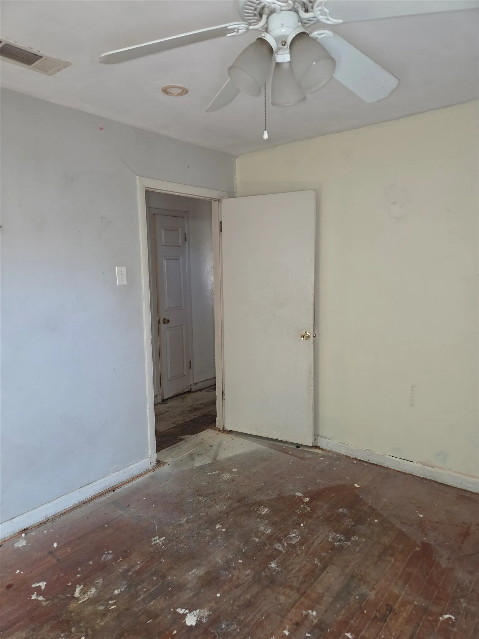Single Family Residence For Sale in Tarrant County , 619 Truman Street, Arlington, Texas 76011, 2 Bedroom, 1 Bathroom, 1 Garage spaces, 938 Sqft, built in 1958, mls#21404295, Real Estate Agent in Arlington, Homes For Sale in Tarrant county, Homes For Sale in Arlington, Realtor in Arlington Texas, Real Estate Brokerage Independent Realty Texas, Luminita Cordes Realtor