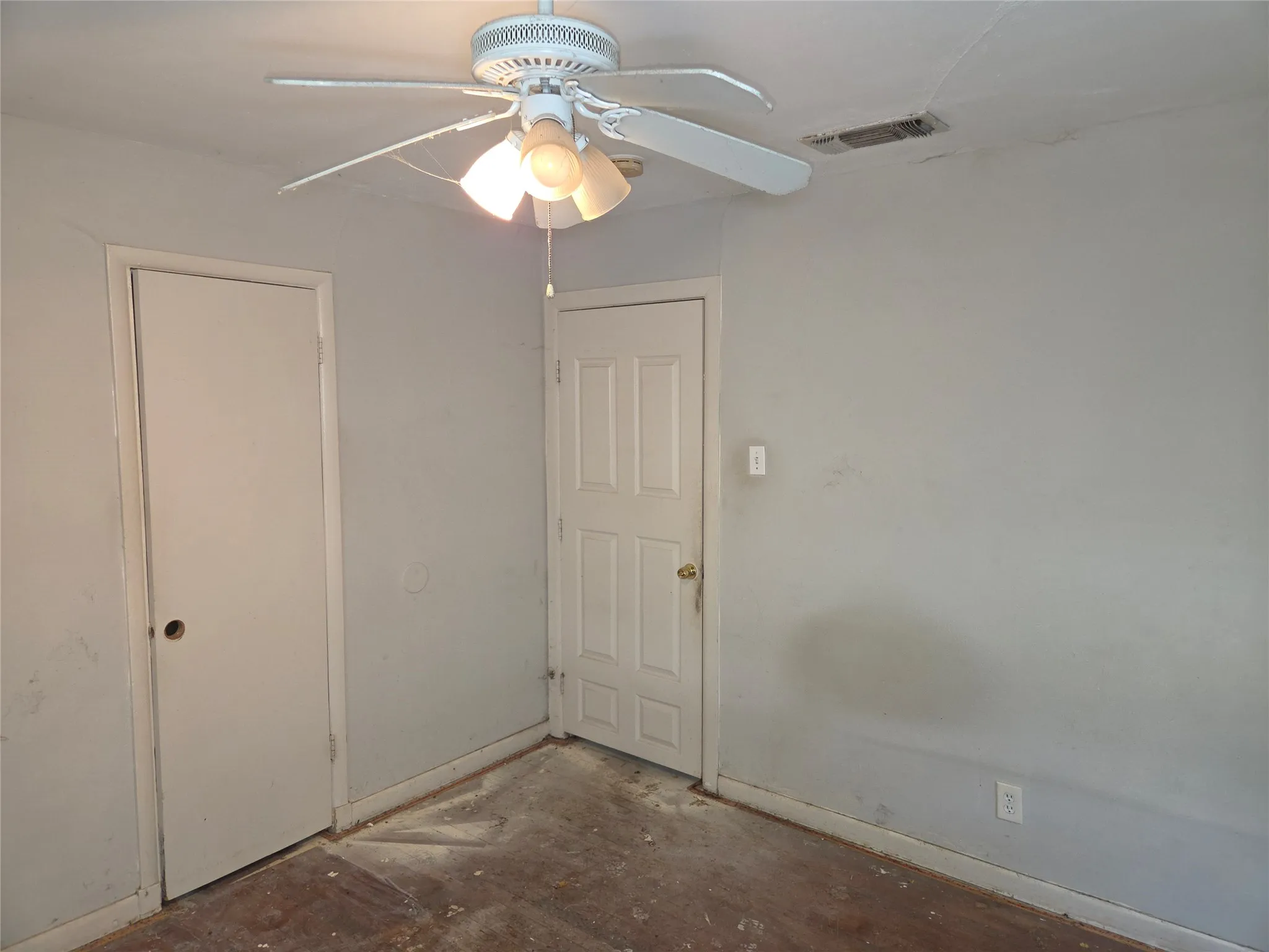 Single Family Residence For Sale in Tarrant County , 619 Truman Street, Arlington, Texas 76011, 2 Bedroom, 1 Bathroom, 1 Garage spaces, 938 Sqft, built in 1958, mls#21404295, Real Estate Agent in Arlington, Homes For Sale in Tarrant county, Homes For Sale in Arlington, Realtor in Arlington Texas, Real Estate Brokerage Independent Realty Texas, Luminita Cordes Realtor