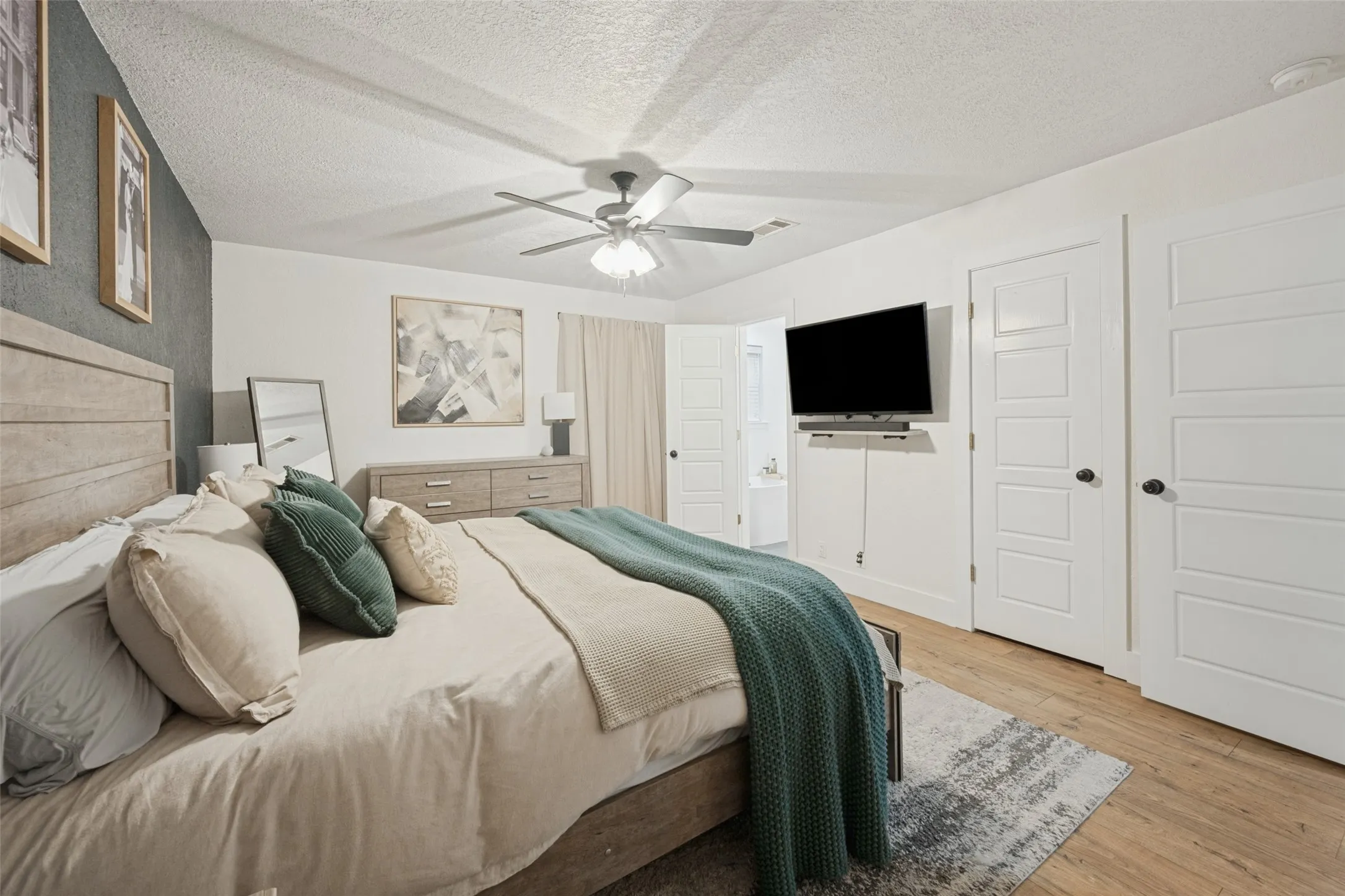 Single Family Residence For Sale in Tarrant County , 820 Overhill Drive, Hurst, Texas 76053, 3 Bedroom, 3 Bathroom, 2 Garage spaces, 2,238 Sqft, built in 1964, mls#21403643, Real Estate Agent in Hurst, Homes For Sale in Tarrant county, Homes For Sale in Hurst, Realtor in Hurst Texas, Real Estate Brokerage Independent Realty Texas, Luminita Cordes Realtor