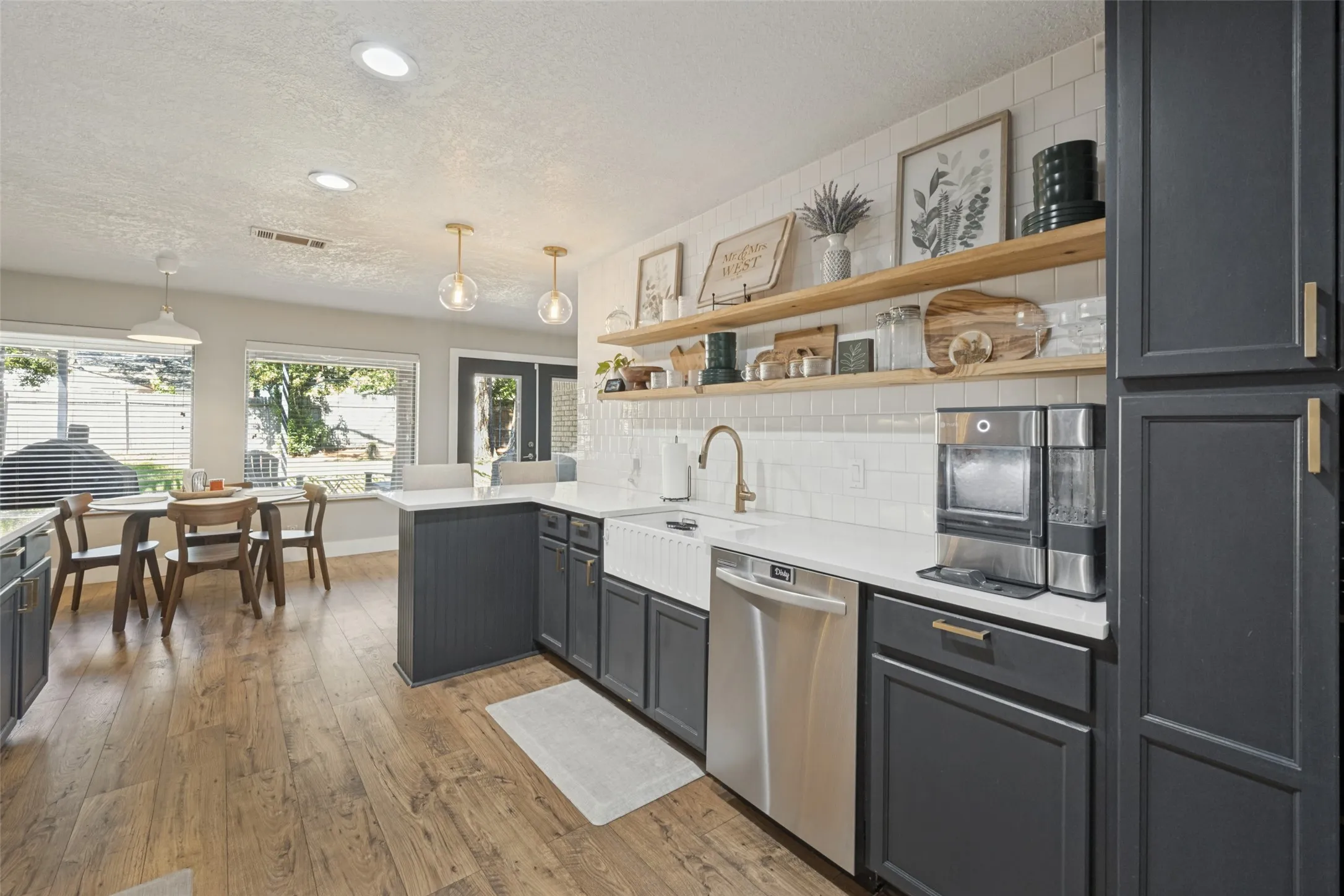 Single Family Residence For Sale in Tarrant County , 820 Overhill Drive, Hurst, Texas 76053, 3 Bedroom, 3 Bathroom, 2 Garage spaces, 2,238 Sqft, built in 1964, mls#21403643, Real Estate Agent in Hurst, Homes For Sale in Tarrant county, Homes For Sale in Hurst, Realtor in Hurst Texas, Real Estate Brokerage Independent Realty Texas, Luminita Cordes Realtor