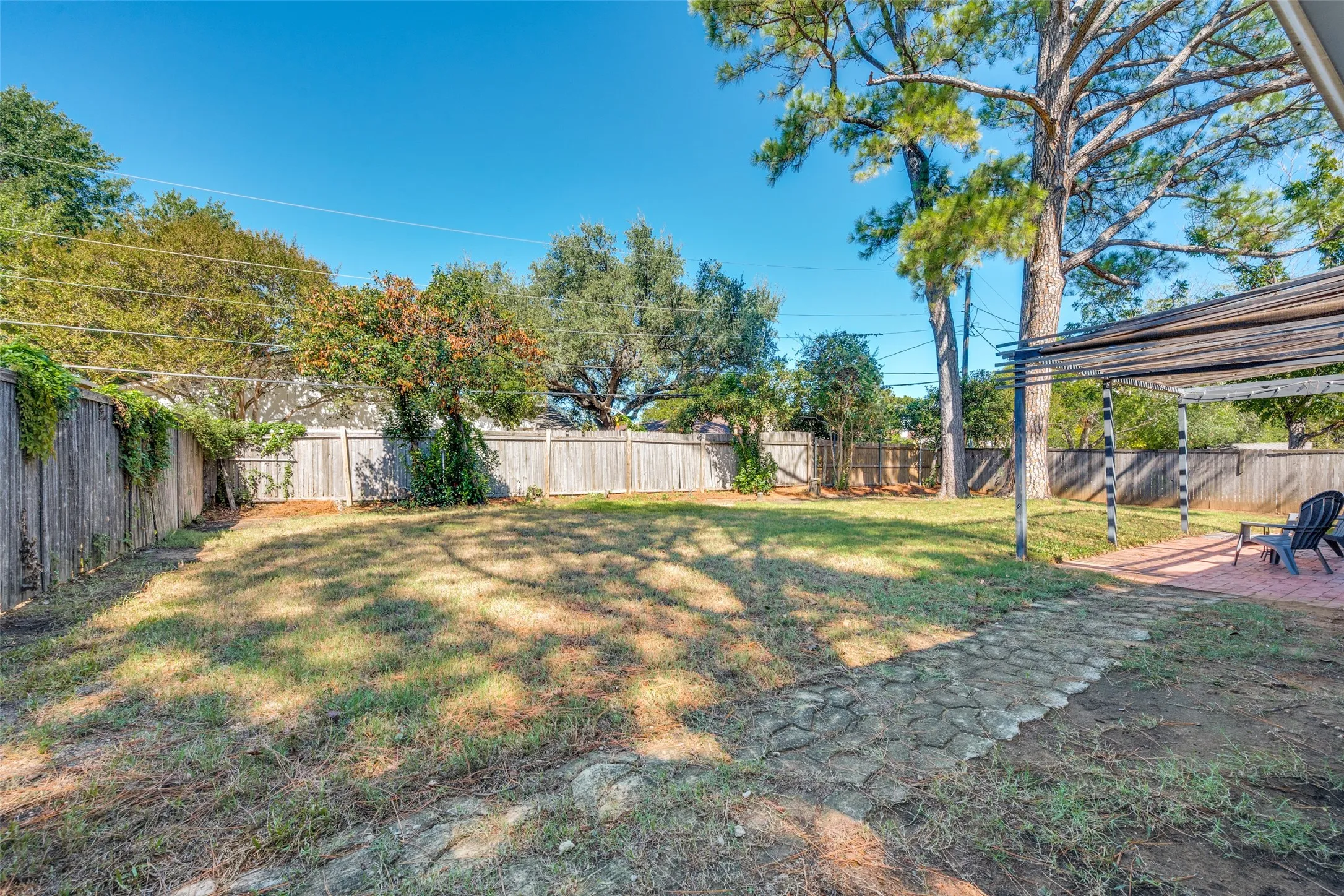 Single Family Residence For Sale in Tarrant County , 820 Overhill Drive, Hurst, Texas 76053, 3 Bedroom, 3 Bathroom, 2 Garage spaces, 2,238 Sqft, built in 1964, mls#21403643, Real Estate Agent in Hurst, Homes For Sale in Tarrant county, Homes For Sale in Hurst, Realtor in Hurst Texas, Real Estate Brokerage Independent Realty Texas, Luminita Cordes Realtor