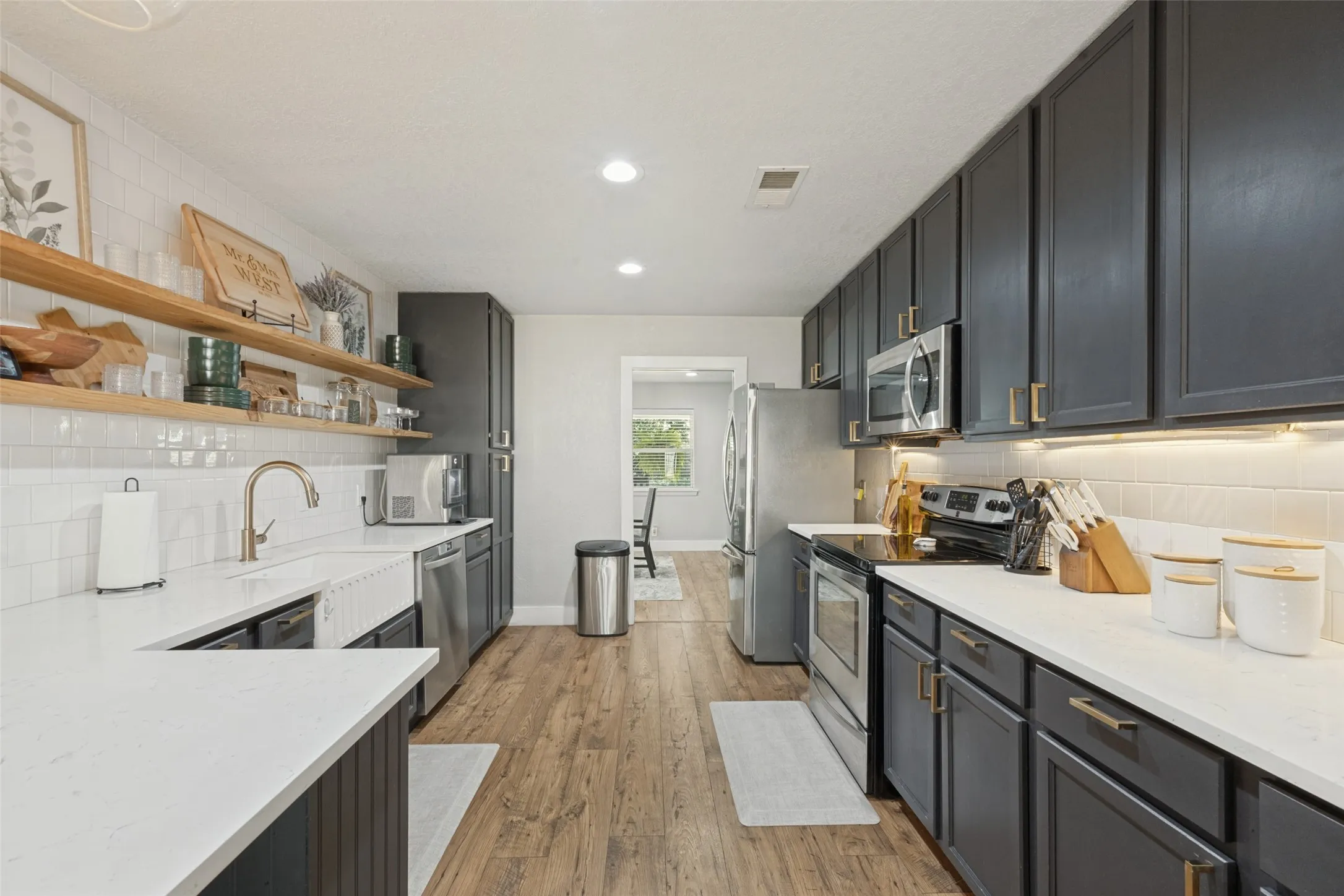 Single Family Residence For Sale in Tarrant County , 820 Overhill Drive, Hurst, Texas 76053, 3 Bedroom, 3 Bathroom, 2 Garage spaces, 2,238 Sqft, built in 1964, mls#21403643, Real Estate Agent in Hurst, Homes For Sale in Tarrant county, Homes For Sale in Hurst, Realtor in Hurst Texas, Real Estate Brokerage Independent Realty Texas, Luminita Cordes Realtor