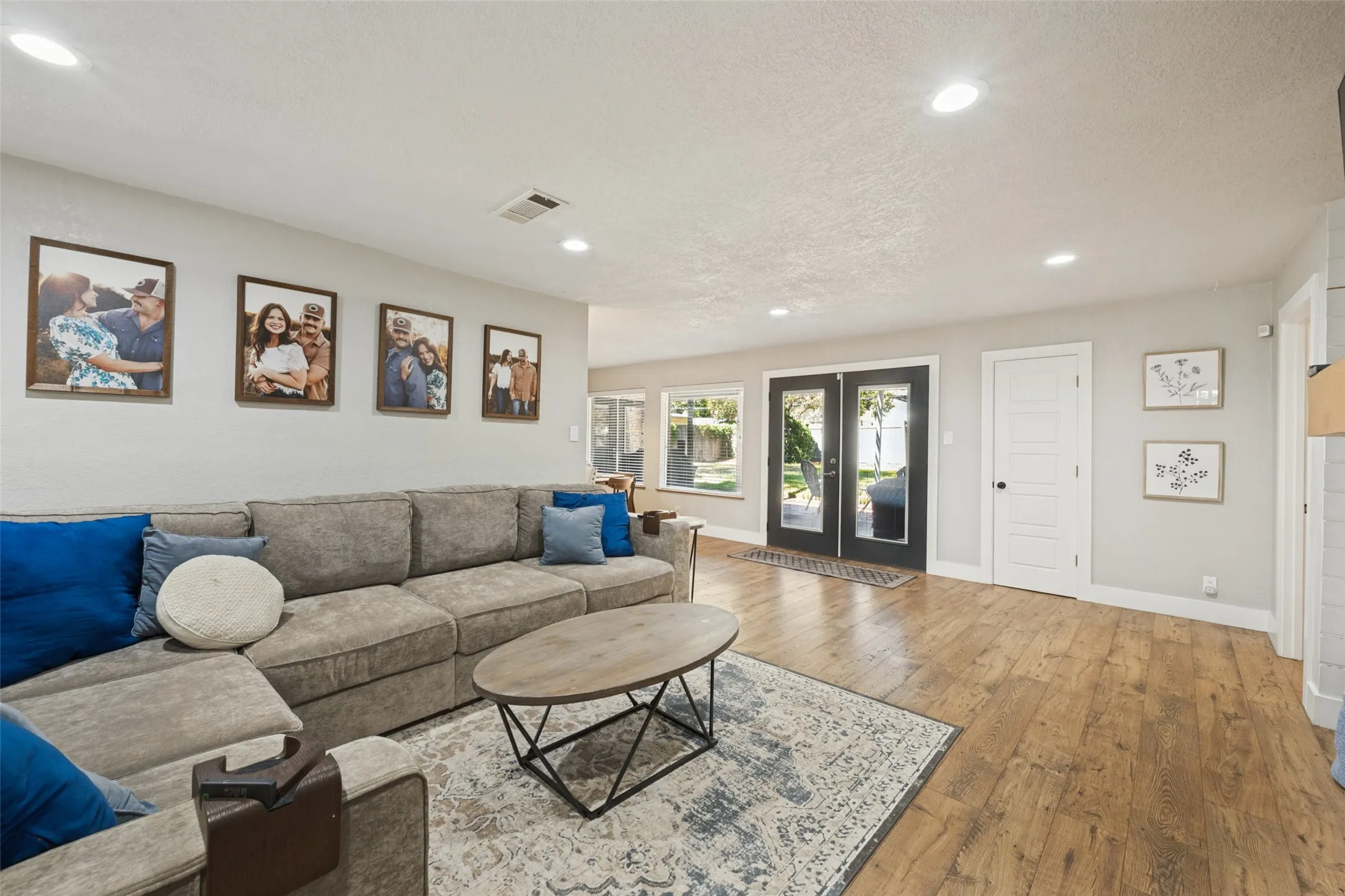 Single Family Residence For Sale in Tarrant County , 820 Overhill Drive, Hurst, Texas 76053, 3 Bedroom, 3 Bathroom, 2 Garage spaces, 2,238 Sqft, built in 1964, mls#21403643, Real Estate Agent in Hurst, Homes For Sale in Tarrant county, Homes For Sale in Hurst, Realtor in Hurst Texas, Real Estate Brokerage Independent Realty Texas, Luminita Cordes Realtor