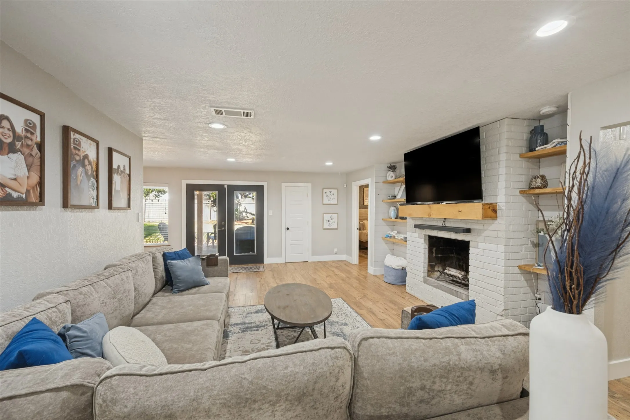 Single Family Residence For Sale in Tarrant County , 820 Overhill Drive, Hurst, Texas 76053, 3 Bedroom, 3 Bathroom, 2 Garage spaces, 2,238 Sqft, built in 1964, mls#21403643, Real Estate Agent in Hurst, Homes For Sale in Tarrant county, Homes For Sale in Hurst, Realtor in Hurst Texas, Real Estate Brokerage Independent Realty Texas, Luminita Cordes Realtor