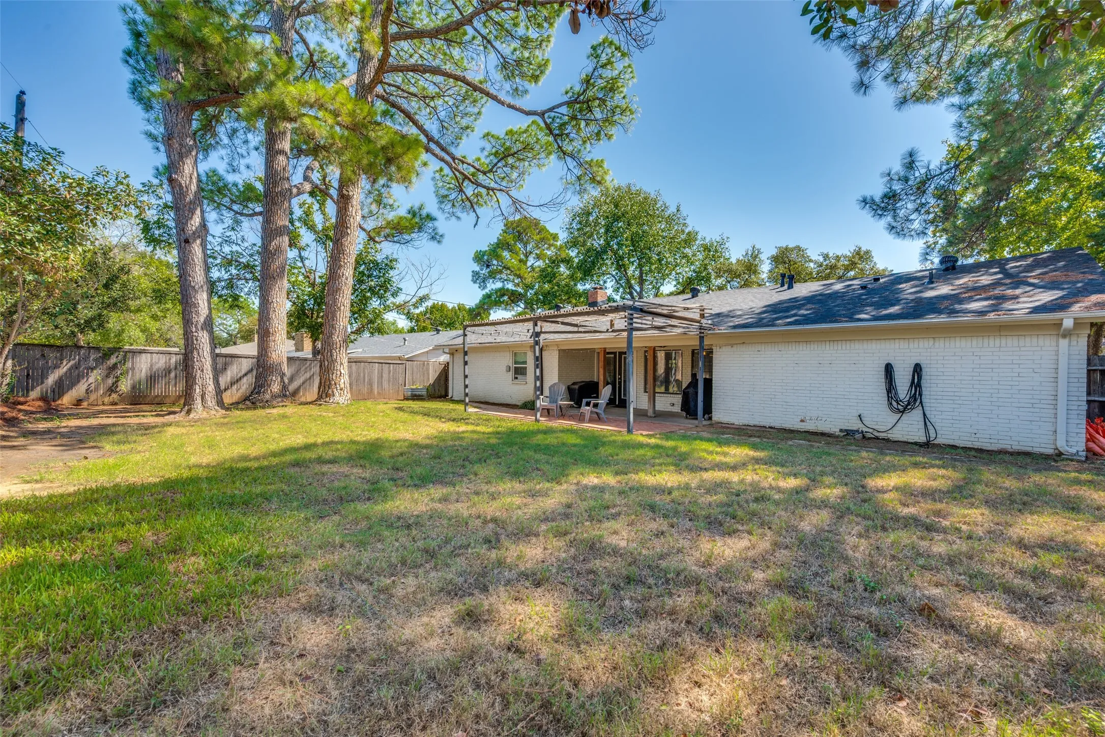 Single Family Residence For Sale in Tarrant County , 820 Overhill Drive, Hurst, Texas 76053, 3 Bedroom, 3 Bathroom, 2 Garage spaces, 2,238 Sqft, built in 1964, mls#21403643, Real Estate Agent in Hurst, Homes For Sale in Tarrant county, Homes For Sale in Hurst, Realtor in Hurst Texas, Real Estate Brokerage Independent Realty Texas, Luminita Cordes Realtor