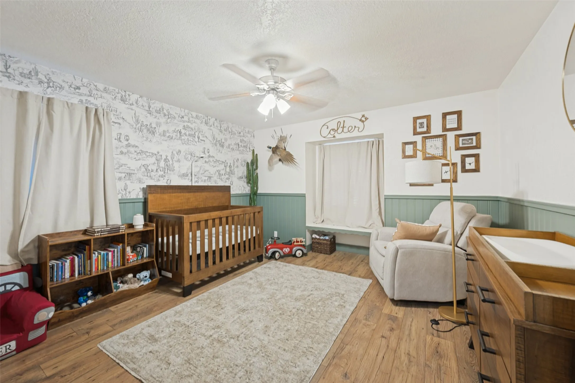 Single Family Residence For Sale in Tarrant County , 820 Overhill Drive, Hurst, Texas 76053, 3 Bedroom, 3 Bathroom, 2 Garage spaces, 2,238 Sqft, built in 1964, mls#21403643, Real Estate Agent in Hurst, Homes For Sale in Tarrant county, Homes For Sale in Hurst, Realtor in Hurst Texas, Real Estate Brokerage Independent Realty Texas, Luminita Cordes Realtor