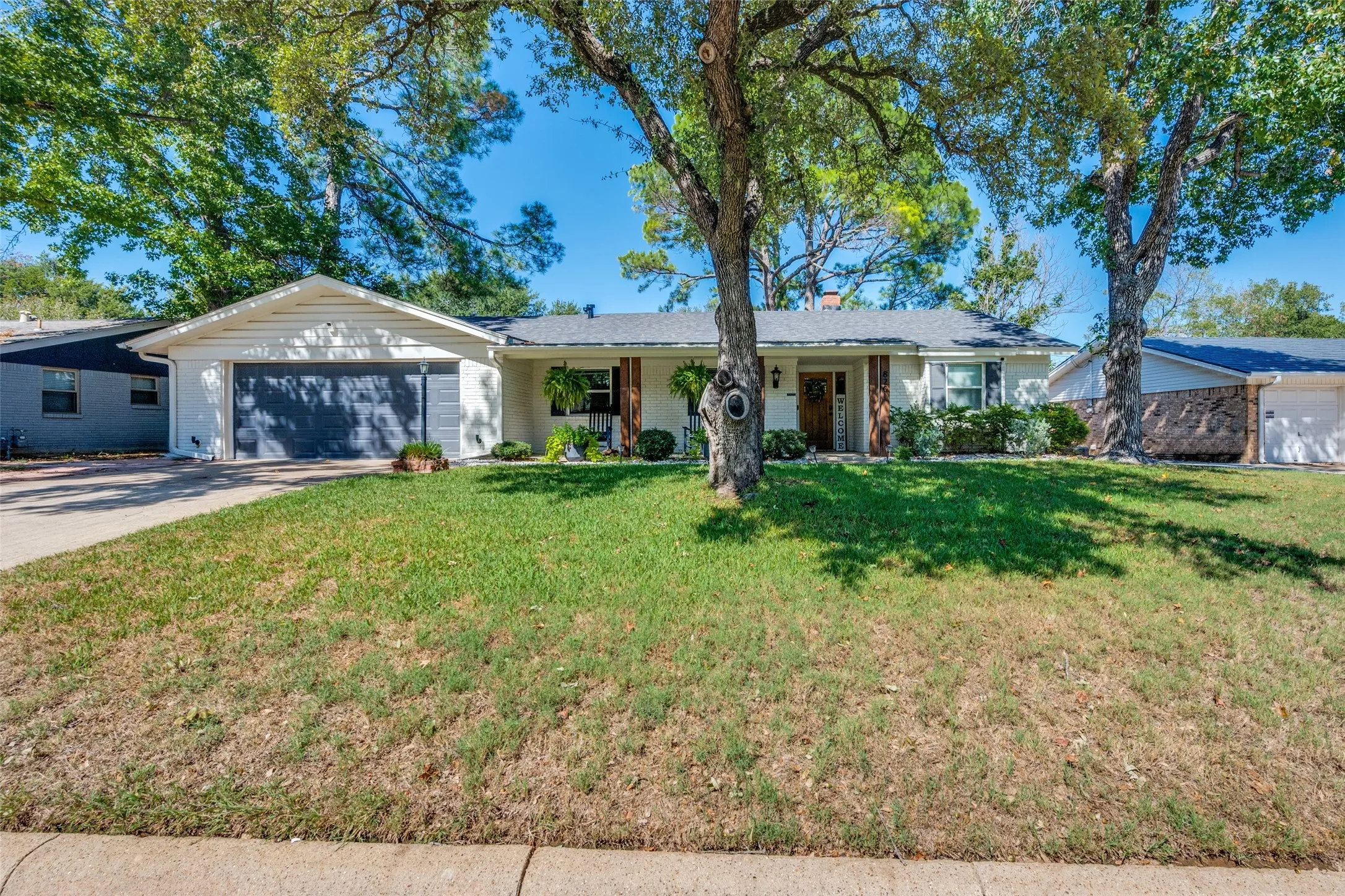Single Family Residence For Sale in Tarrant County , 820 Overhill Drive, Hurst, Texas 76053, 3 Bedroom, 3 Bathroom, 2 Garage spaces, 2,238 Sqft, built in 1964, mls#21403643, Real Estate Agent in Hurst, Homes For Sale in Tarrant county, Homes For Sale in Hurst, Realtor in Hurst Texas, Real Estate Brokerage Independent Realty Texas, Luminita Cordes Realtor