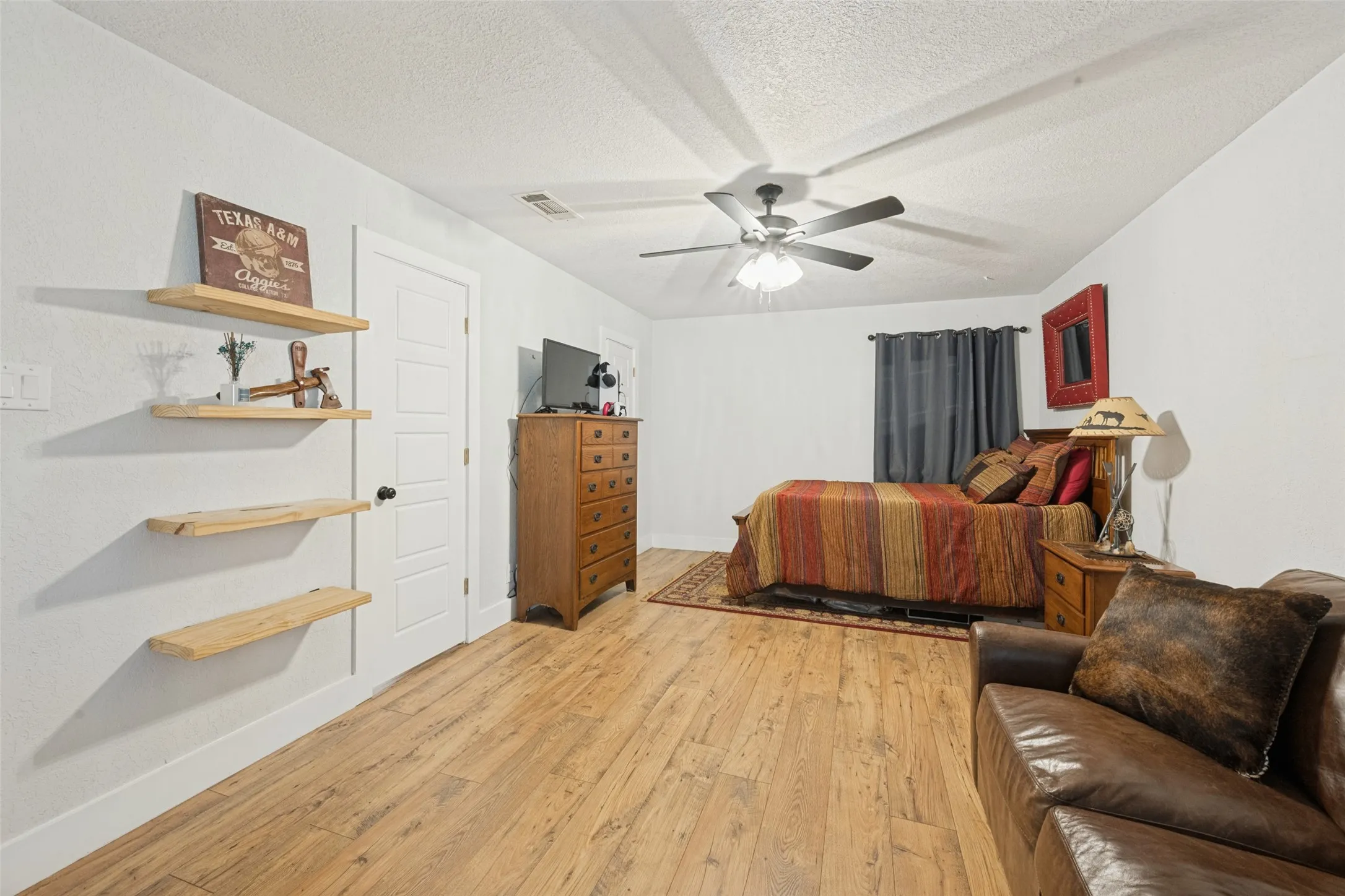 Single Family Residence For Sale in Tarrant County , 820 Overhill Drive, Hurst, Texas 76053, 3 Bedroom, 3 Bathroom, 2 Garage spaces, 2,238 Sqft, built in 1964, mls#21403643, Real Estate Agent in Hurst, Homes For Sale in Tarrant county, Homes For Sale in Hurst, Realtor in Hurst Texas, Real Estate Brokerage Independent Realty Texas, Luminita Cordes Realtor