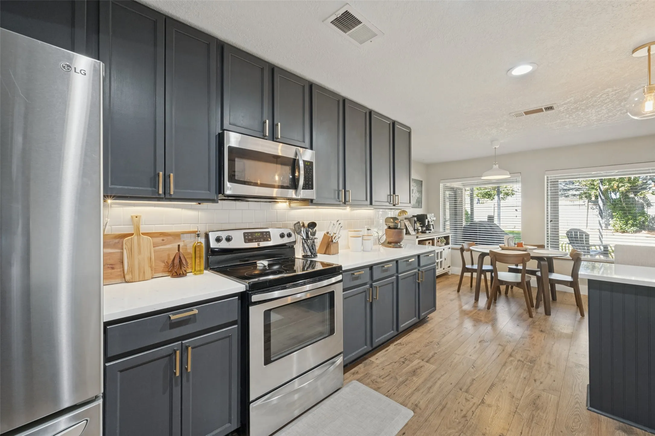Single Family Residence For Sale in Tarrant County , 820 Overhill Drive, Hurst, Texas 76053, 3 Bedroom, 3 Bathroom, 2 Garage spaces, 2,238 Sqft, built in 1964, mls#21403643, Real Estate Agent in Hurst, Homes For Sale in Tarrant county, Homes For Sale in Hurst, Realtor in Hurst Texas, Real Estate Brokerage Independent Realty Texas, Luminita Cordes Realtor