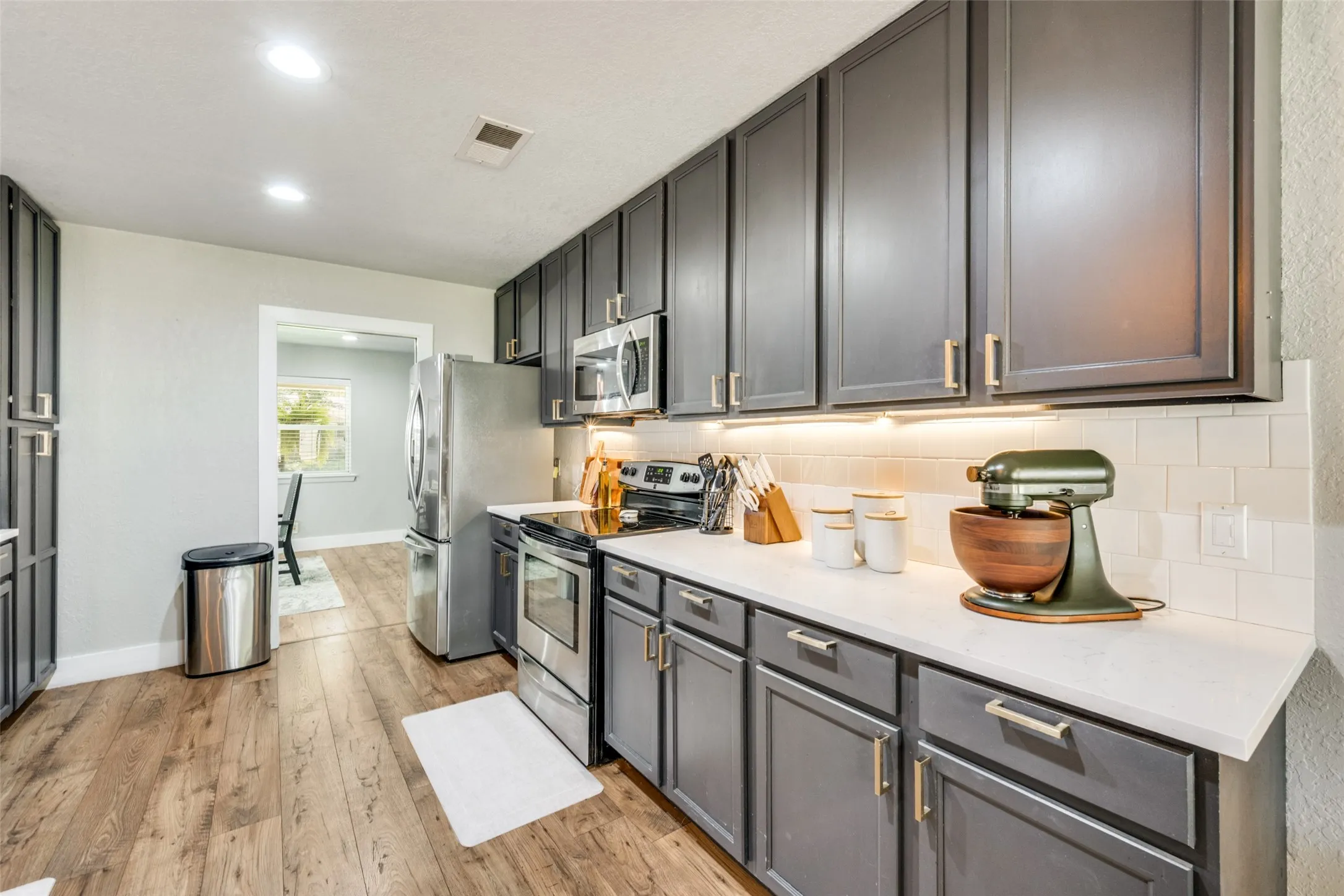 Single Family Residence For Sale in Tarrant County , 820 Overhill Drive, Hurst, Texas 76053, 3 Bedroom, 3 Bathroom, 2 Garage spaces, 2,238 Sqft, built in 1964, mls#21403643, Real Estate Agent in Hurst, Homes For Sale in Tarrant county, Homes For Sale in Hurst, Realtor in Hurst Texas, Real Estate Brokerage Independent Realty Texas, Luminita Cordes Realtor