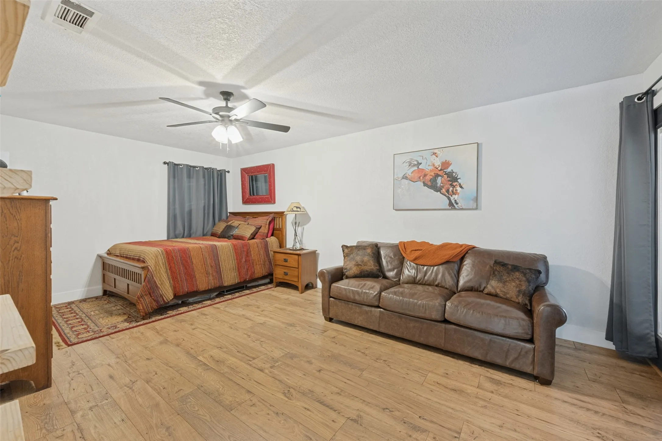 Single Family Residence For Sale in Tarrant County , 820 Overhill Drive, Hurst, Texas 76053, 3 Bedroom, 3 Bathroom, 2 Garage spaces, 2,238 Sqft, built in 1964, mls#21403643, Real Estate Agent in Hurst, Homes For Sale in Tarrant county, Homes For Sale in Hurst, Realtor in Hurst Texas, Real Estate Brokerage Independent Realty Texas, Luminita Cordes Realtor