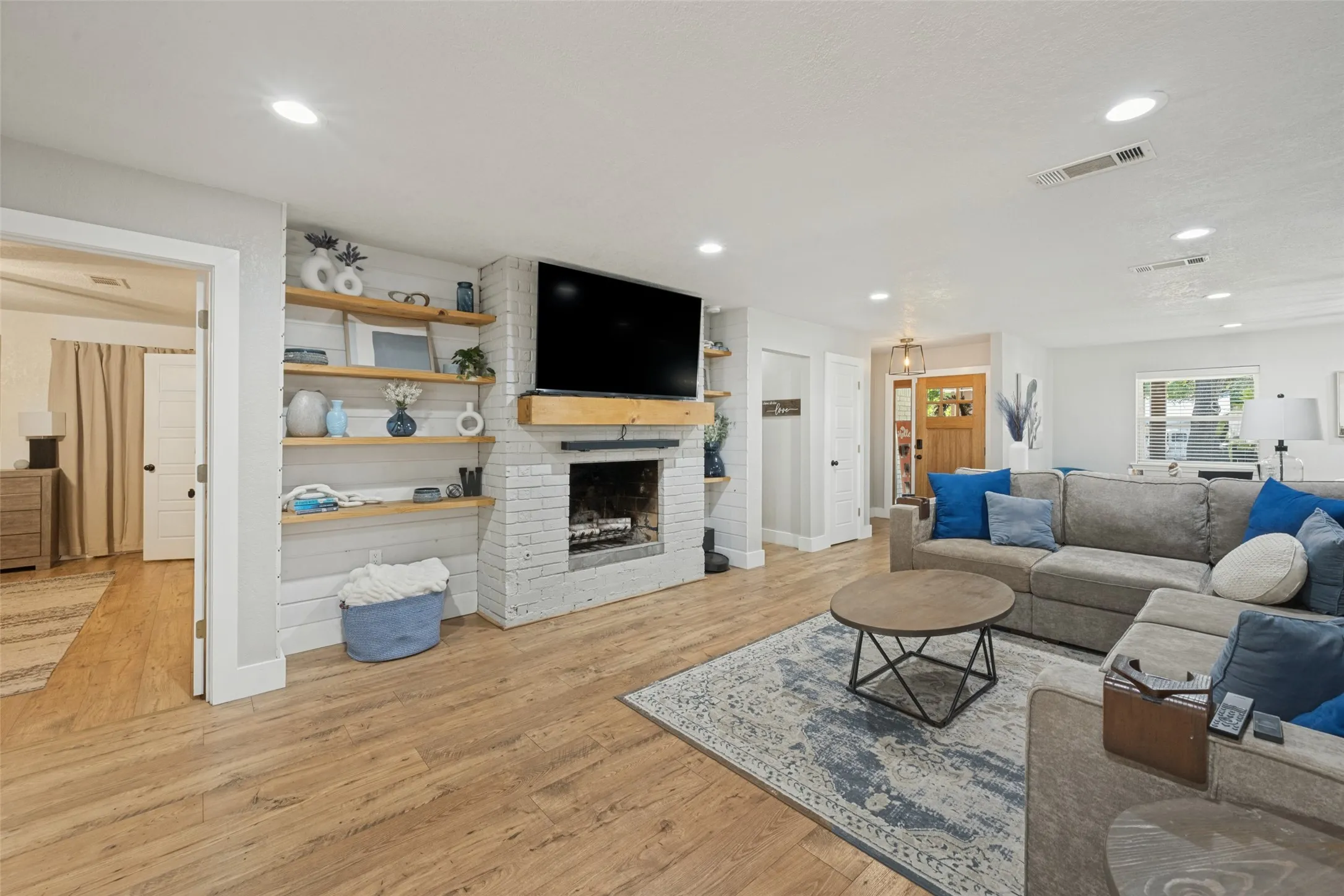 Single Family Residence For Sale in Tarrant County , 820 Overhill Drive, Hurst, Texas 76053, 3 Bedroom, 3 Bathroom, 2 Garage spaces, 2,238 Sqft, built in 1964, mls#21403643, Real Estate Agent in Hurst, Homes For Sale in Tarrant county, Homes For Sale in Hurst, Realtor in Hurst Texas, Real Estate Brokerage Independent Realty Texas, Luminita Cordes Realtor