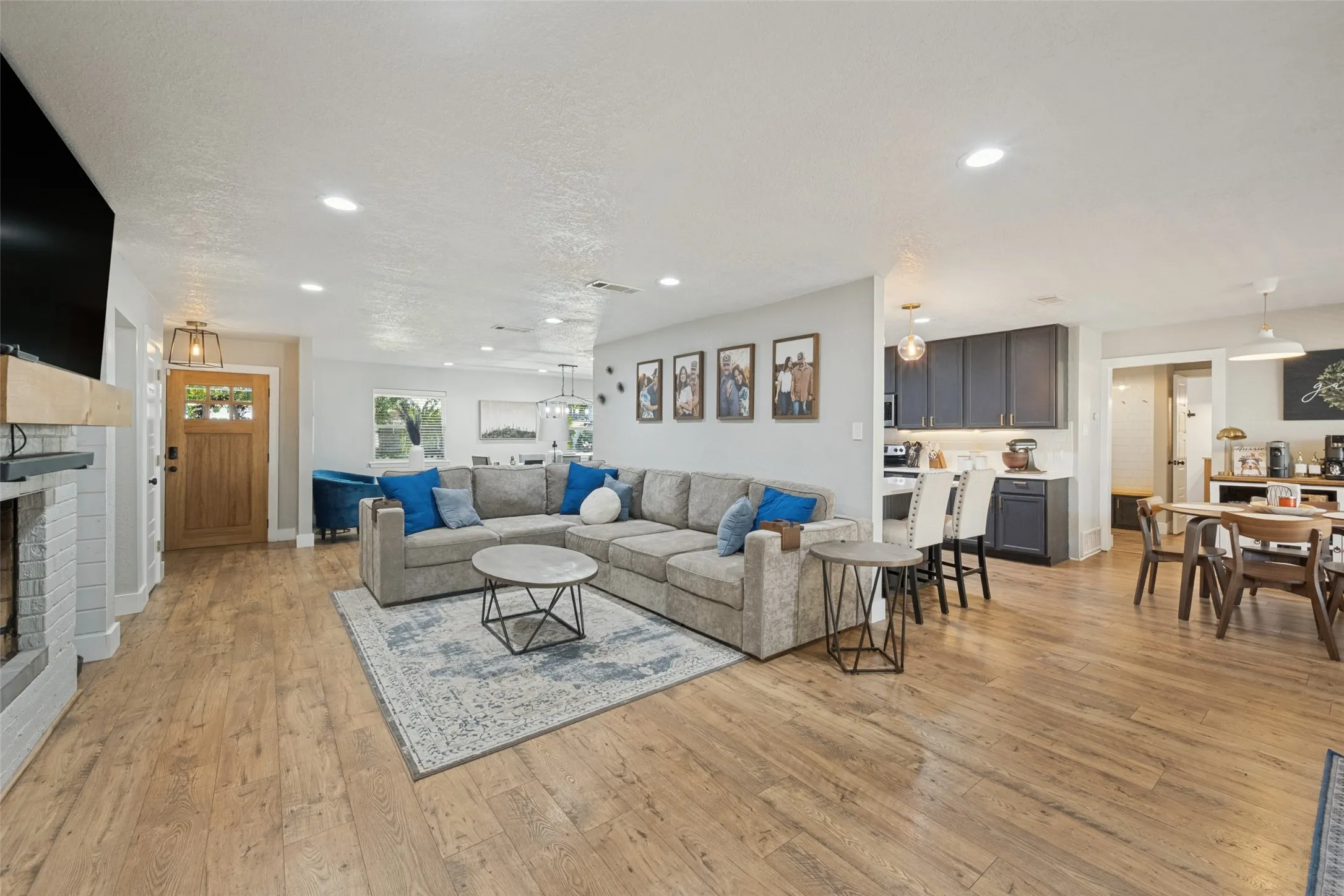 Single Family Residence For Sale in Tarrant County , 820 Overhill Drive, Hurst, Texas 76053, 3 Bedroom, 3 Bathroom, 2 Garage spaces, 2,238 Sqft, built in 1964, mls#21403643, Real Estate Agent in Hurst, Homes For Sale in Tarrant county, Homes For Sale in Hurst, Realtor in Hurst Texas, Real Estate Brokerage Independent Realty Texas, Luminita Cordes Realtor