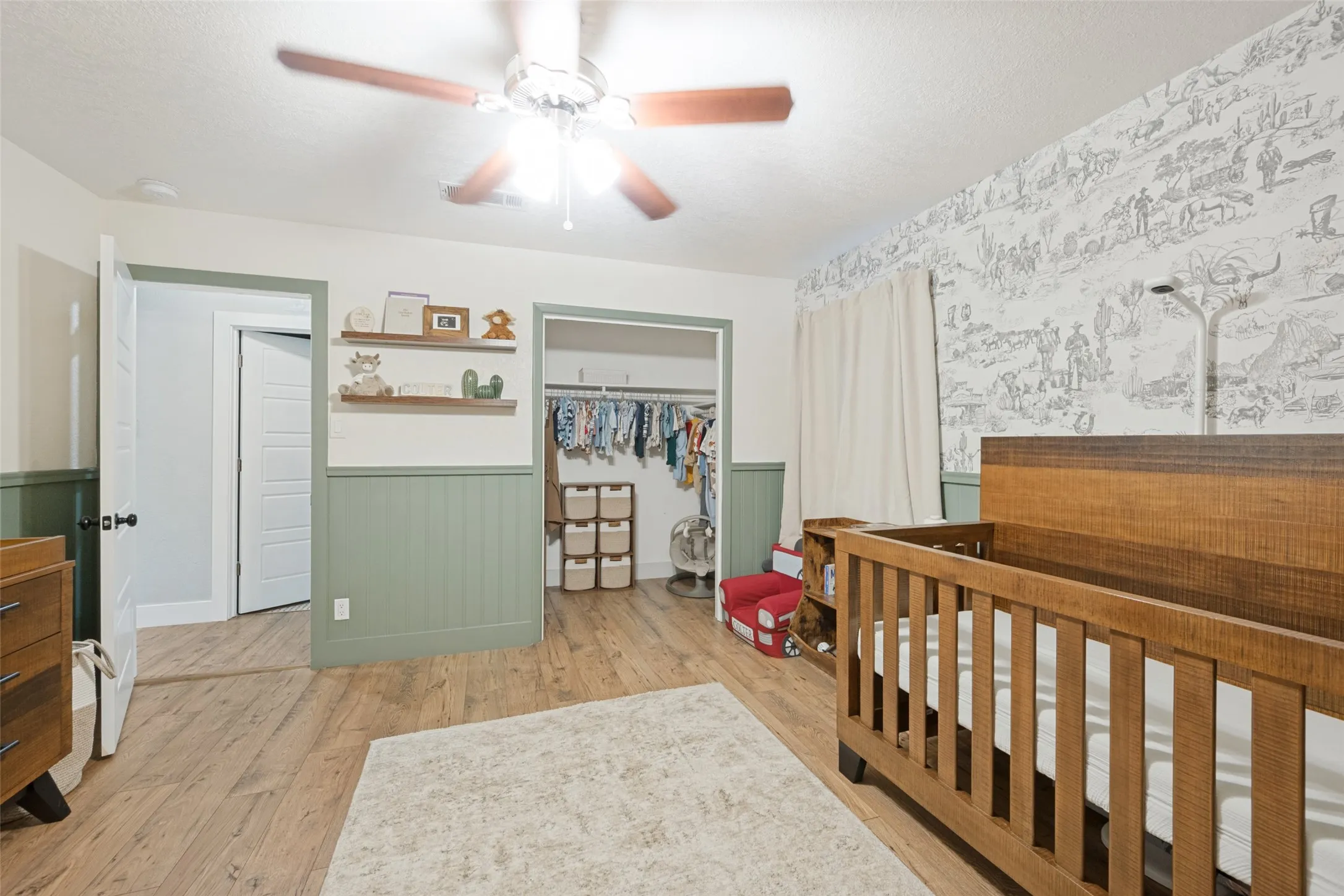 Single Family Residence For Sale in Tarrant County , 820 Overhill Drive, Hurst, Texas 76053, 3 Bedroom, 3 Bathroom, 2 Garage spaces, 2,238 Sqft, built in 1964, mls#21403643, Real Estate Agent in Hurst, Homes For Sale in Tarrant county, Homes For Sale in Hurst, Realtor in Hurst Texas, Real Estate Brokerage Independent Realty Texas, Luminita Cordes Realtor