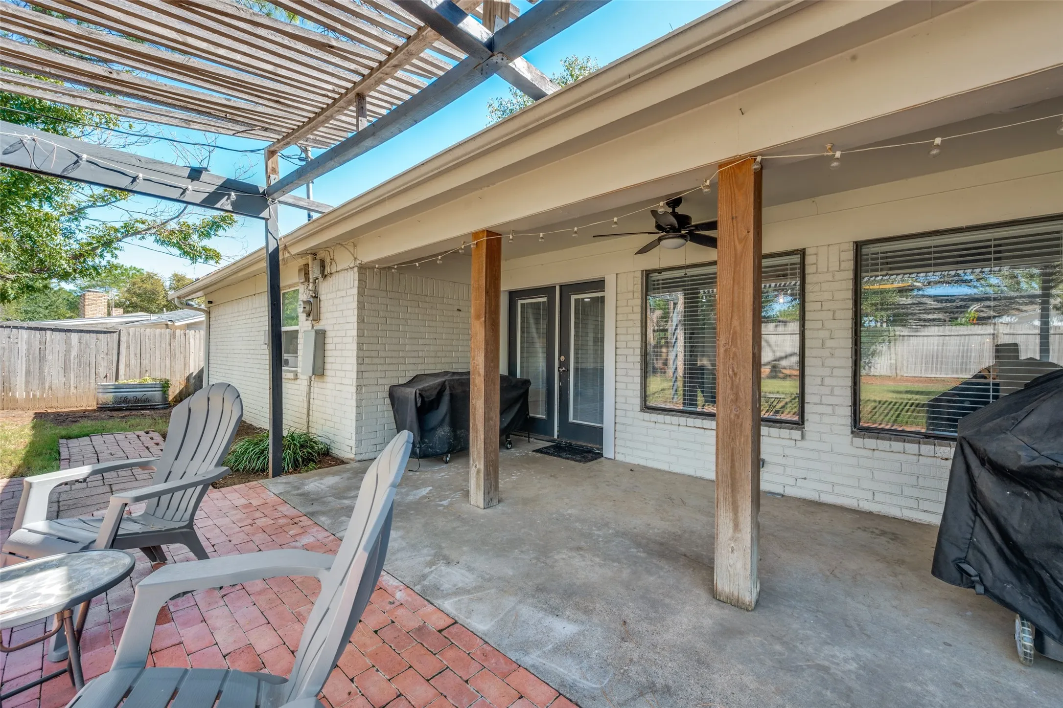 Single Family Residence For Sale in Tarrant County , 820 Overhill Drive, Hurst, Texas 76053, 3 Bedroom, 3 Bathroom, 2 Garage spaces, 2,238 Sqft, built in 1964, mls#21403643, Real Estate Agent in Hurst, Homes For Sale in Tarrant county, Homes For Sale in Hurst, Realtor in Hurst Texas, Real Estate Brokerage Independent Realty Texas, Luminita Cordes Realtor