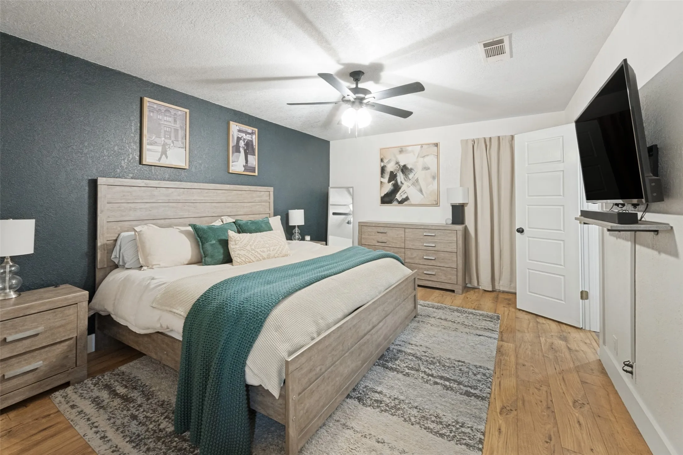 Single Family Residence For Sale in Tarrant County , 820 Overhill Drive, Hurst, Texas 76053, 3 Bedroom, 3 Bathroom, 2 Garage spaces, 2,238 Sqft, built in 1964, mls#21403643, Real Estate Agent in Hurst, Homes For Sale in Tarrant county, Homes For Sale in Hurst, Realtor in Hurst Texas, Real Estate Brokerage Independent Realty Texas, Luminita Cordes Realtor