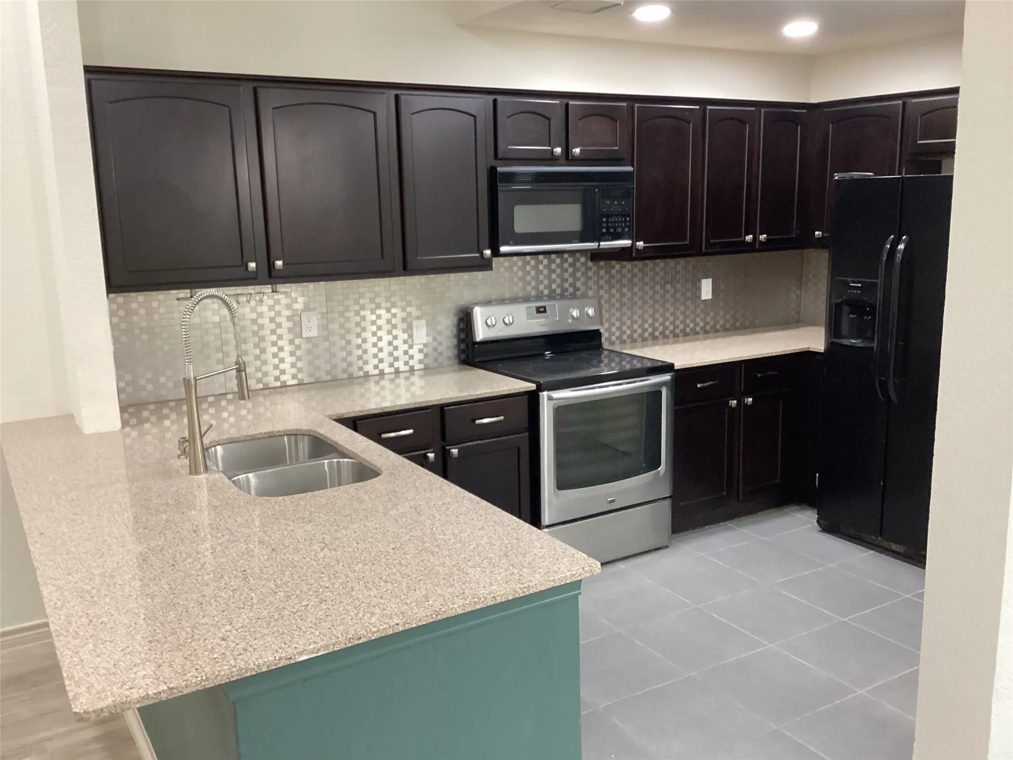 Single Family Residence For Sale in Tarrant County , 411 Lantana Drive, Arlington, Texas 76018, 3 Bedroom, 2 Bathroom, 2 Garage spaces, 1,488 Sqft, built in 1984, mls#21404298, Real Estate Agent in Arlington, Homes For Sale in Tarrant county, Homes For Sale in Arlington, Realtor in Arlington Texas, Real Estate Brokerage Independent Realty Texas, Luminita Cordes Realtor